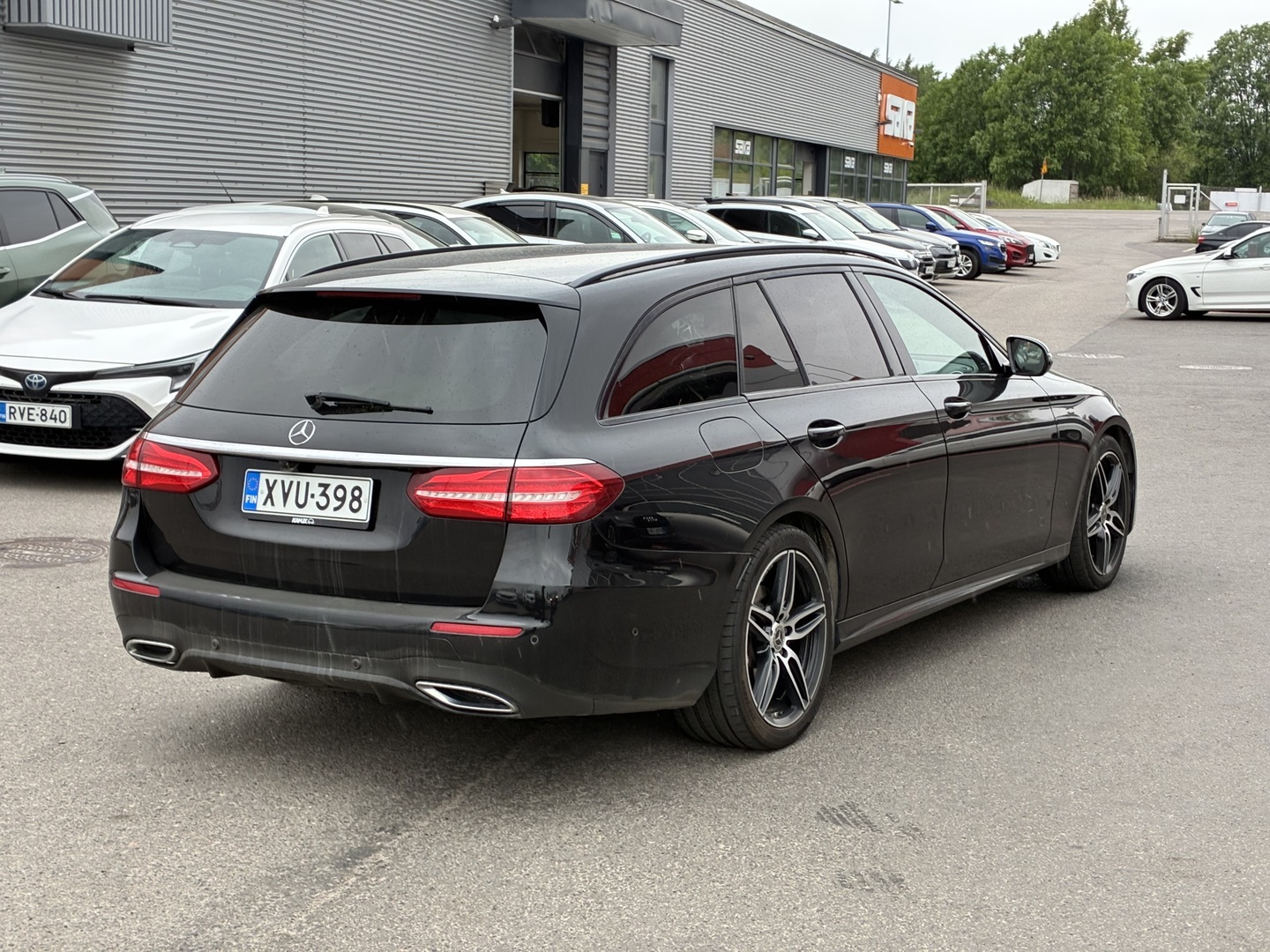 Mercedes-Benz - E - 220 D 4MATIC AMG // Webasto / Burmester / Multibeam / Kamera / Koukku / Night paketti - Farmari