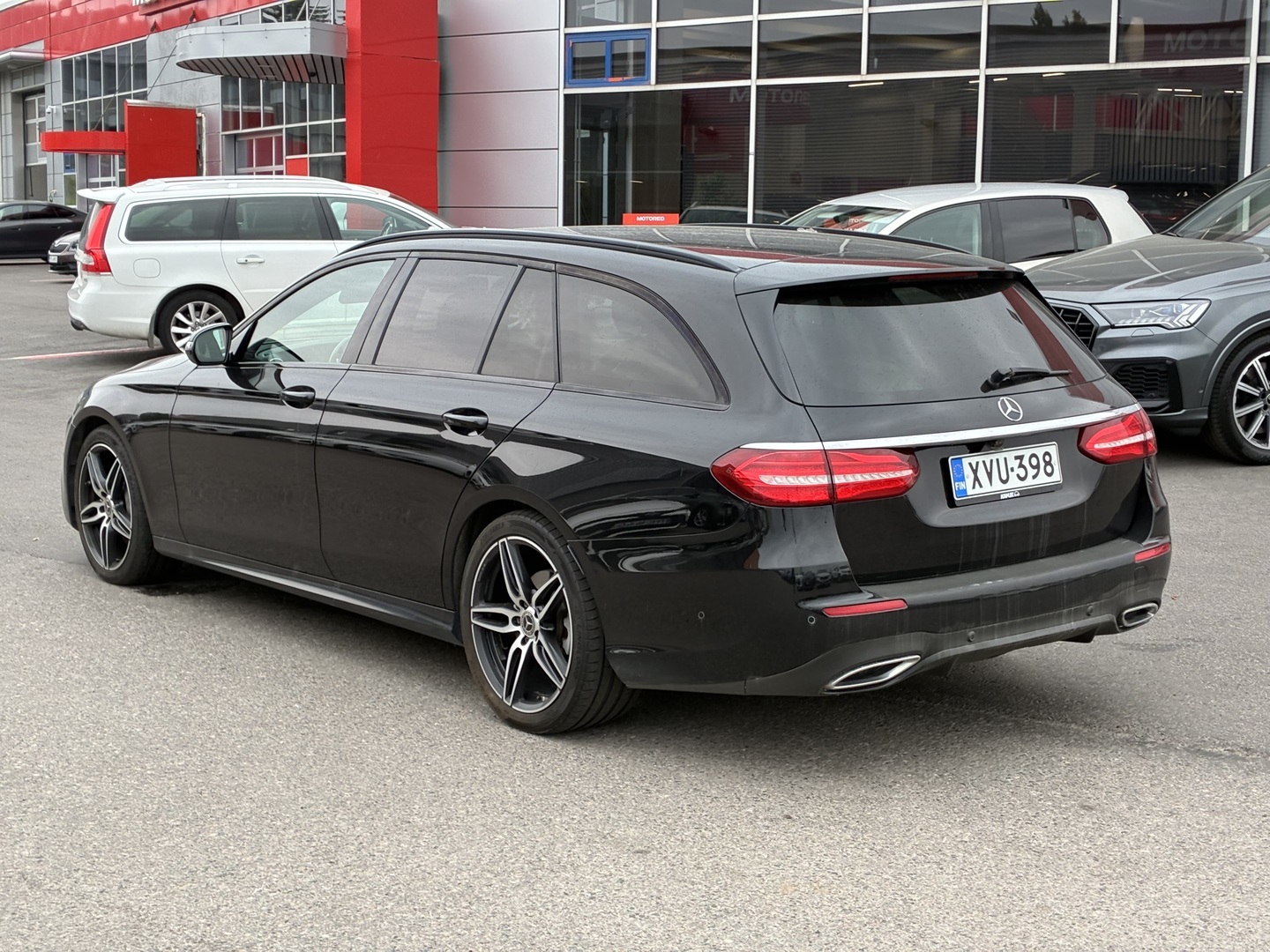 Mercedes-Benz - E - 220 D 4MATIC AMG // Webasto / Burmester / Multibeam / Kamera / Koukku / Night paketti - Farmari