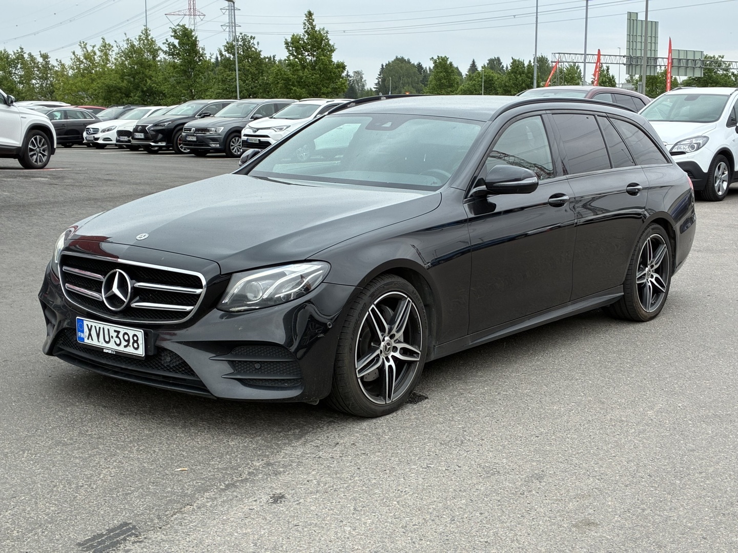 Mercedes-Benz - E - 220 D 4MATIC AMG // Webasto / Burmester / Multibeam / Kamera / Koukku / Night paketti - Farmari