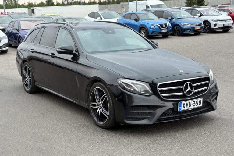 Mercedes-Benz - E - 220 D 4MATIC AMG // Webasto / Burmester / Multibeam / Kamera / Koukku / Night paketti - Farmari