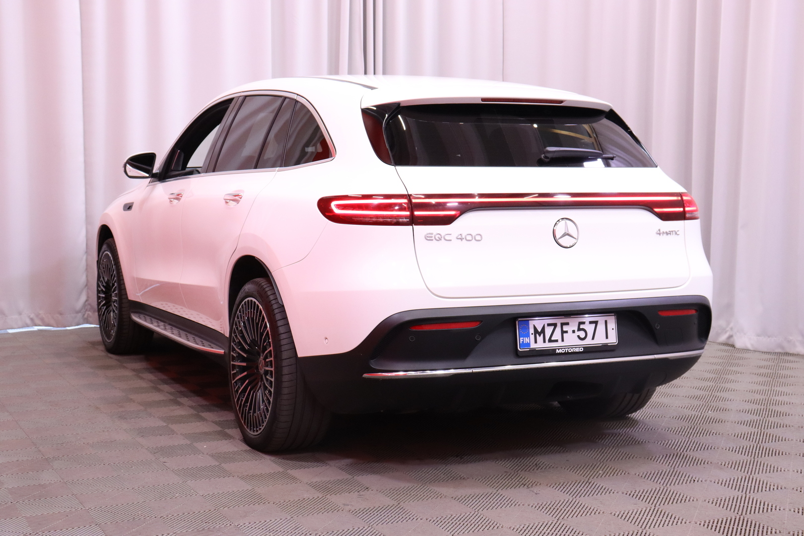 Mercedes-Benz - EQC - 400 4MATIC Business AMG // BURMESTER / 1-Om / Suomi-auto / Distronic+ / Burmester / Koukku / HUD / 360° / Muistipenkit / LED // - Maastoauto