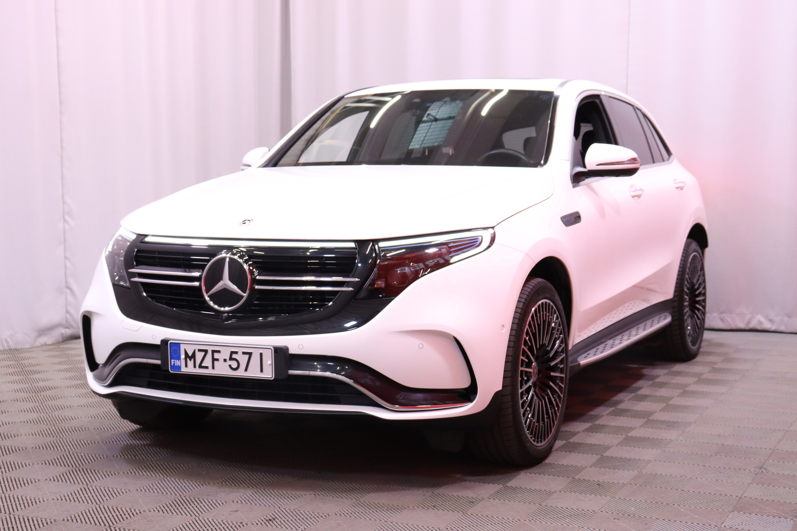 Mercedes-Benz - EQC - 400 4MATIC Business AMG // BURMESTER / 1-Om / Suomi-auto / Distronic+ / Burmester / Koukku / HUD / 360° / Muistipenkit / LED // - Maastoauto
