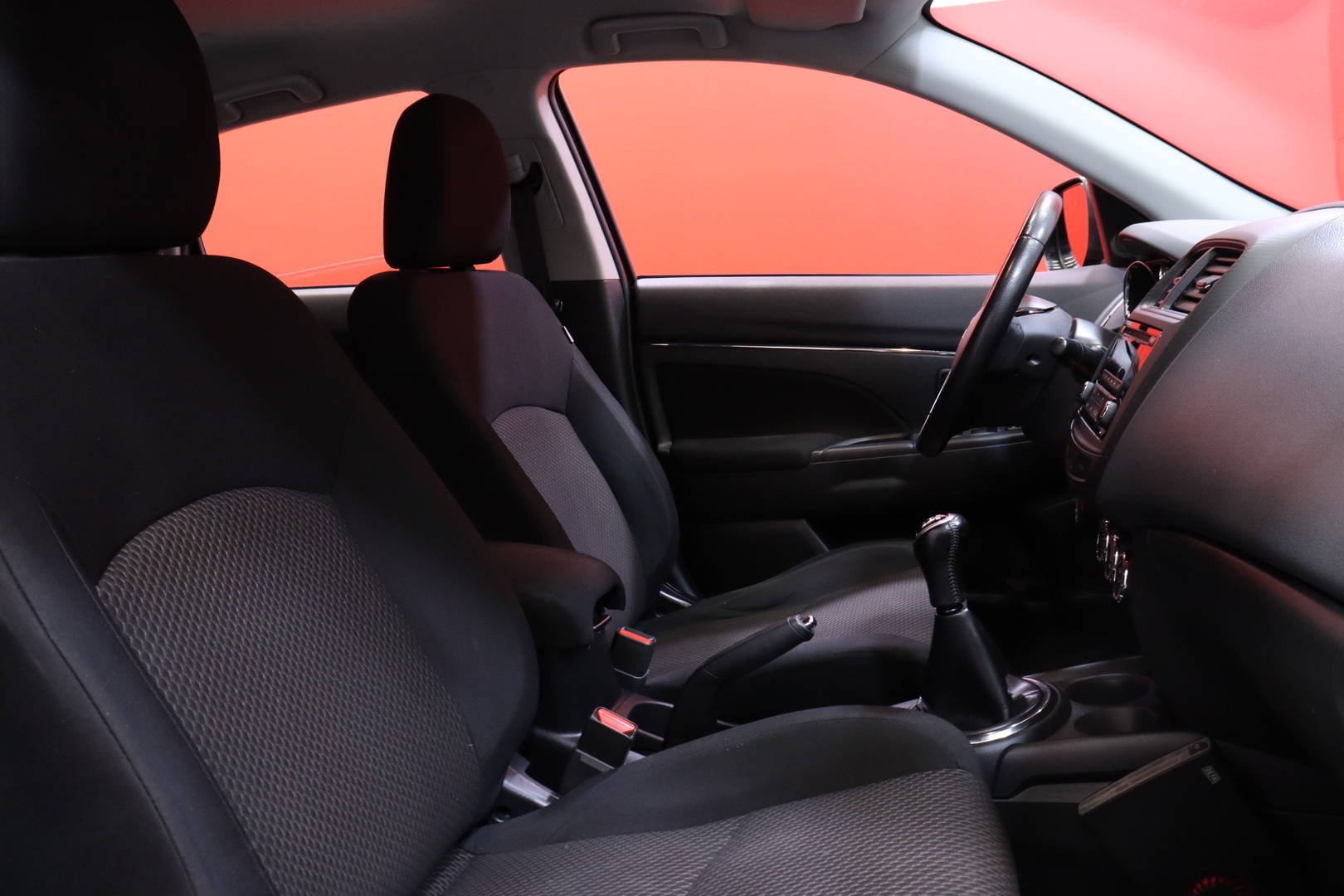 Mitsubishi - ASX - 1,6 MIVEC Invite 5MT // Autom. ilmastointi / Lohkolämmitin + sisähaara / Radio / Penkinlämmittimet / Vakkari // - Farmari