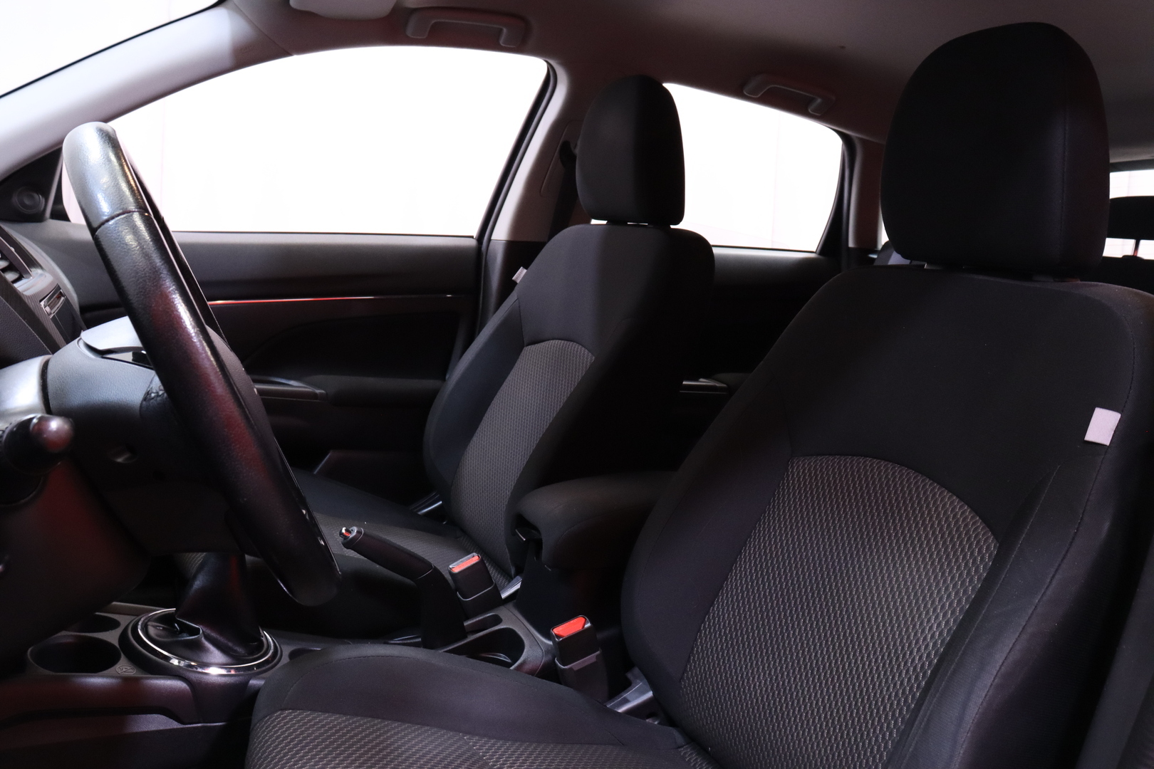 Mitsubishi - ASX - 1,6 MIVEC Invite 5MT // Autom. ilmastointi / Lohkolämmitin + sisähaara / Radio / Penkinlämmittimet / Vakkari // - Farmari