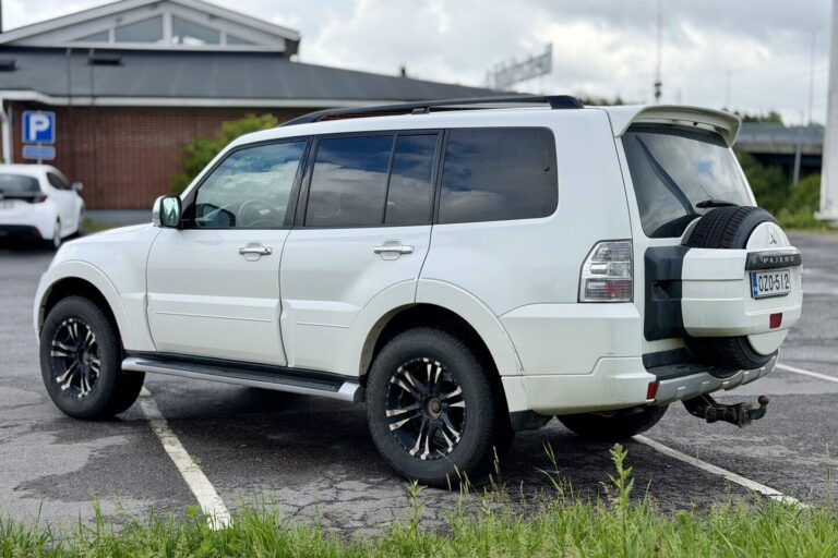 Mitsubishi - Pajero - 3,2 Di-D Instyle Navi AT - Tila-auto