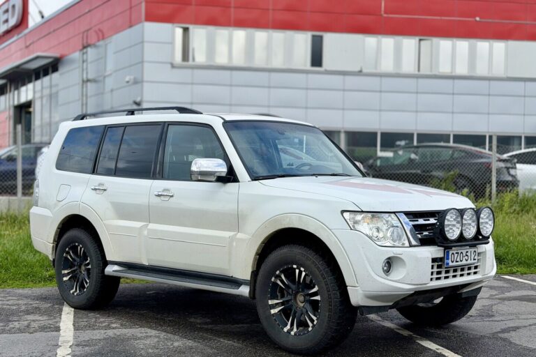 Mitsubishi - Pajero - 3,2 Di-D Instyle Navi AT - Tila-auto