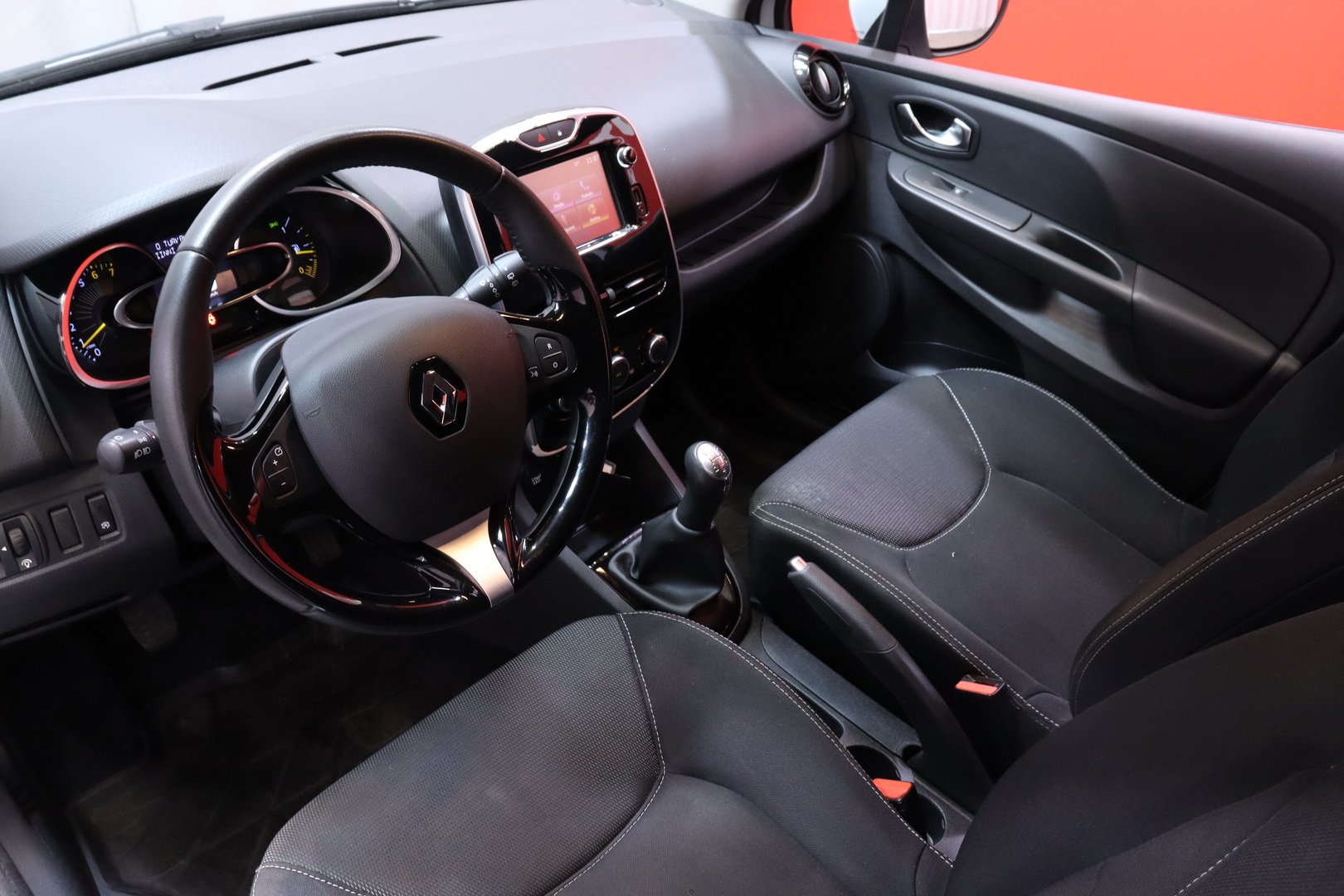 Renault - Clio - Sport Tourer Energy TCe 90 S&S Navi Style // 2.om Suomiauto / Vakkari / Lohkolämmitin / Bluetooth / Navi / 2x renkaat // - Farmari