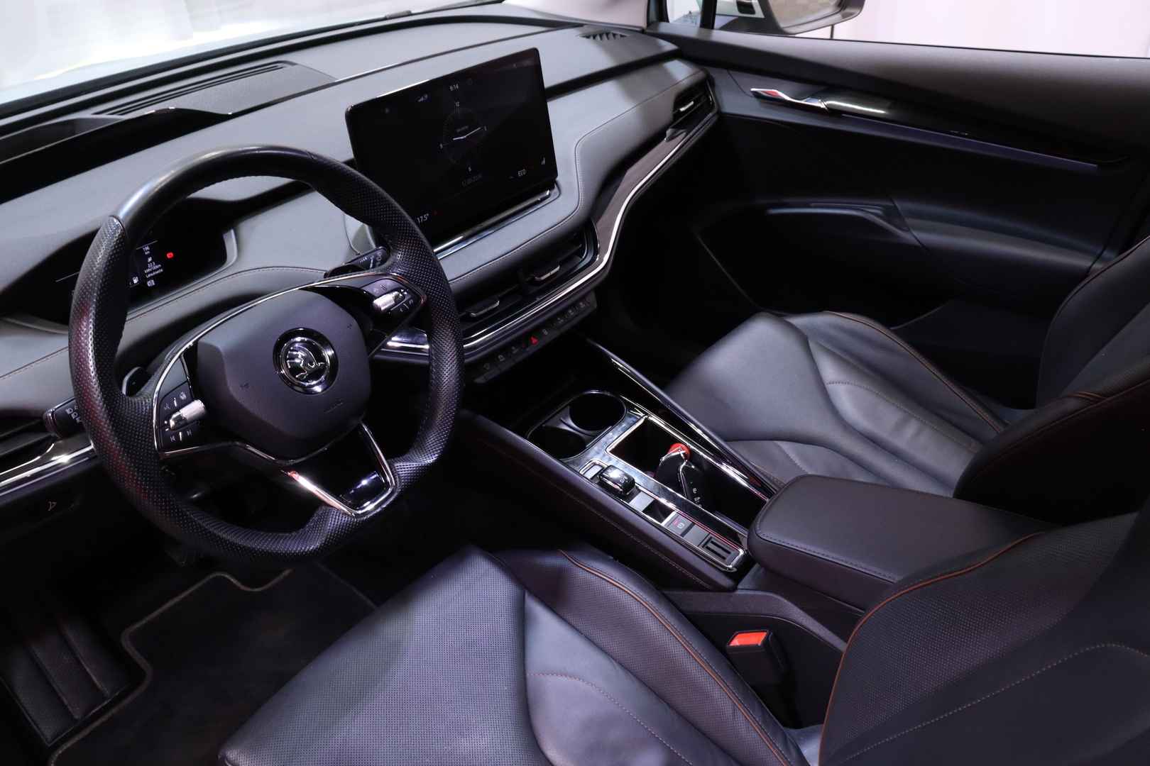 Skoda - Enyaq - 80 iV // Desing Suite / DCC-alusta / Matrix / ACC / Panorama / Koukku / HUD / / Koukku / Muistipaketti / - Maastoauto