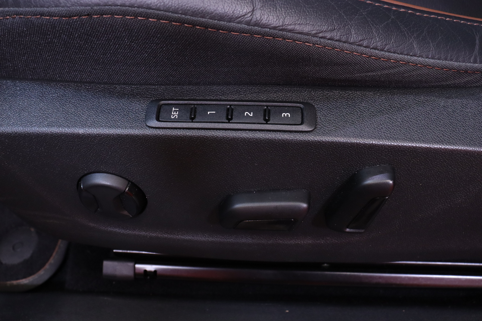 Skoda - Enyaq - 80 iV // Desing Suite / DCC-alusta / Matrix / ACC / Panorama / Koukku / HUD / / Koukku / Muistipaketti / - Maastoauto