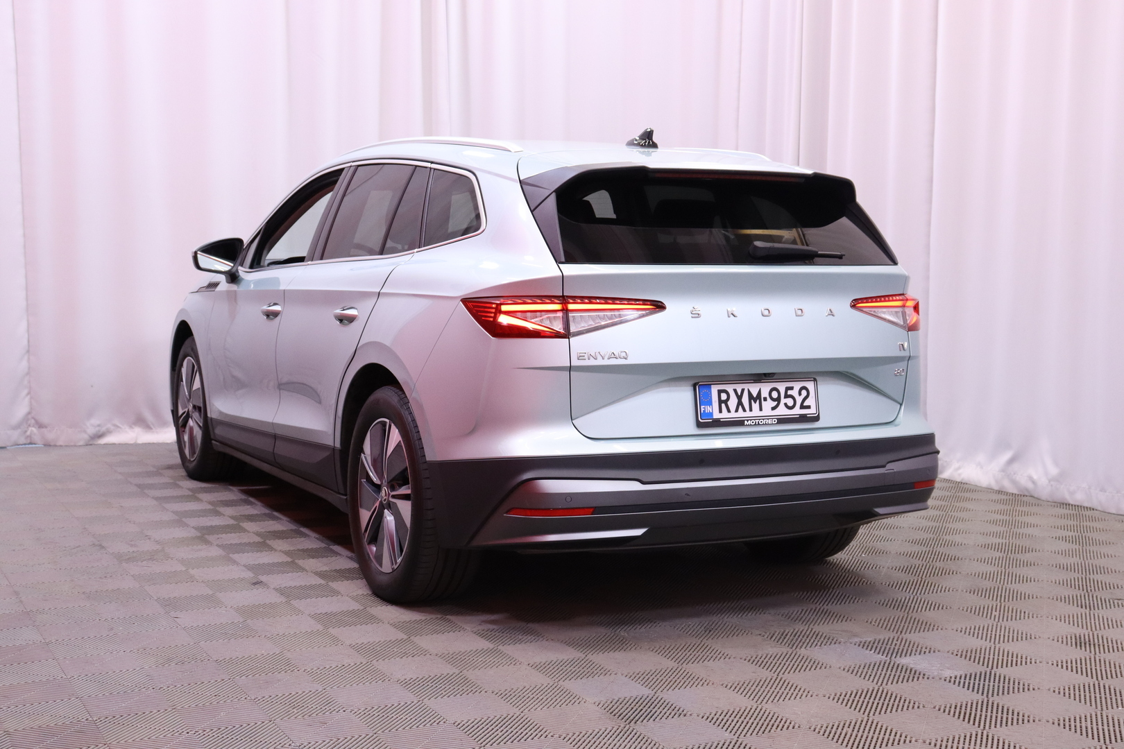 Skoda - Enyaq - 80 iV // Desing Suite / DCC-alusta / Matrix / ACC / Panorama / Koukku / HUD / / Koukku / Muistipaketti / - Maastoauto