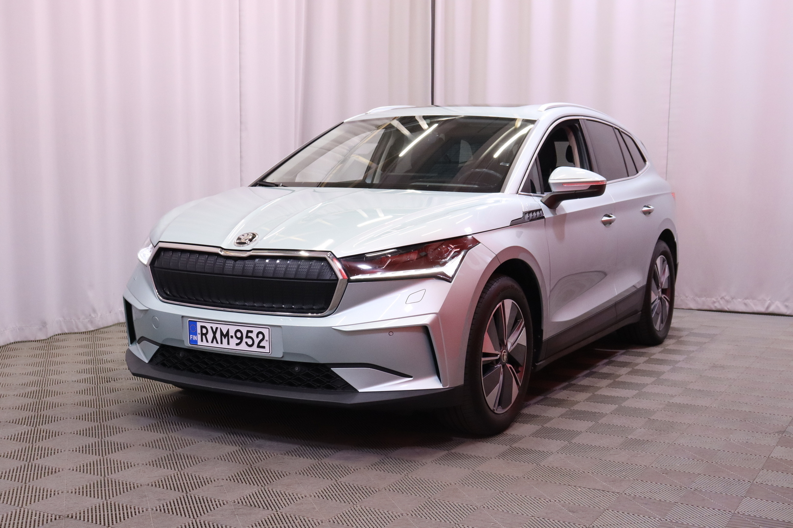 Skoda - Enyaq - 80 iV // Desing Suite / DCC-alusta / Matrix / ACC / Panorama / Koukku / HUD / / Koukku / Muistipaketti / - Maastoauto