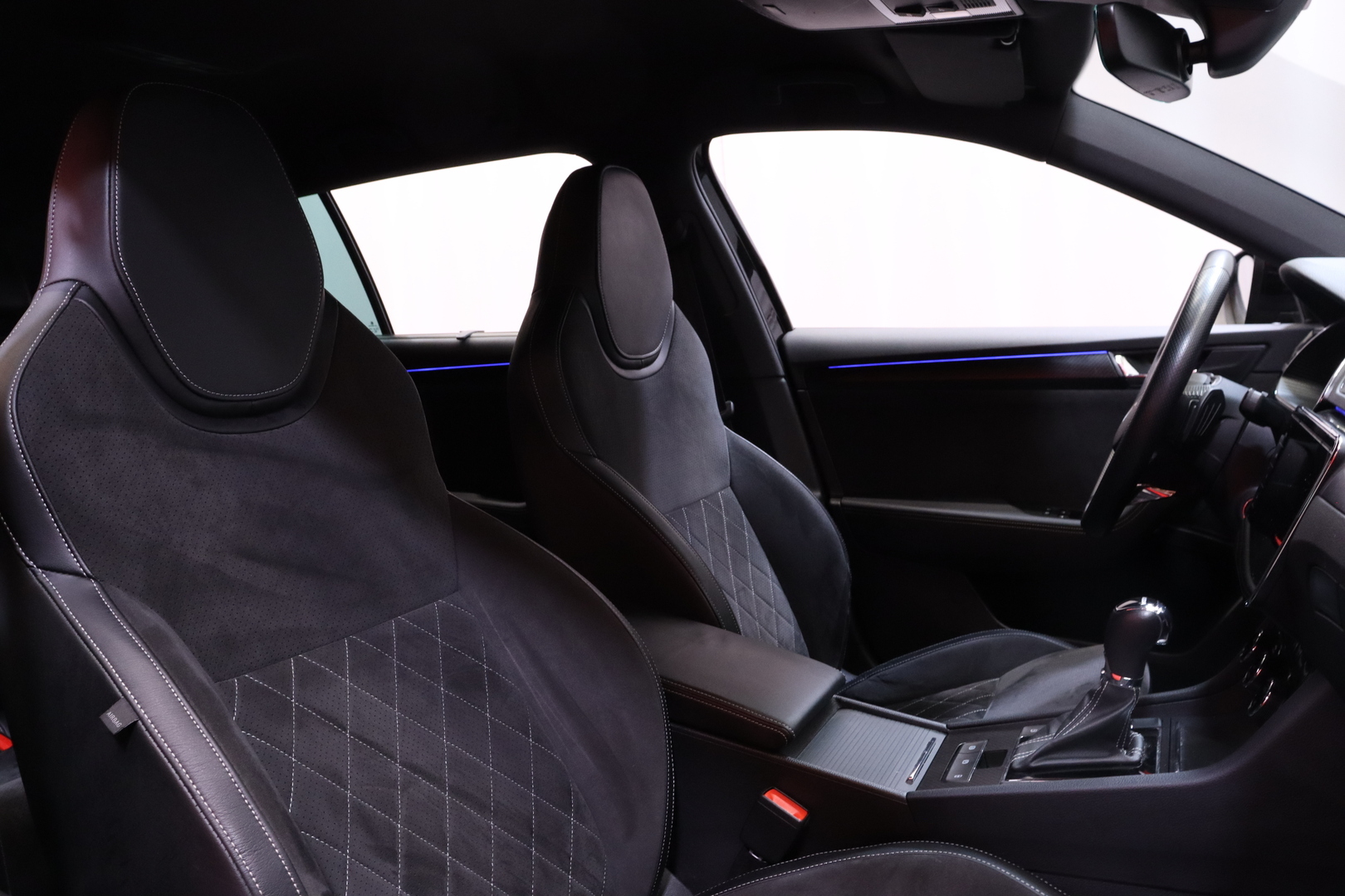 Skoda - Superb - Combi 1.4 TSI PHEV SportLine iV DSG Autom. // Canton / Matrix LED / Webasto / ACC / Vetokoukku / Navi / AppleCarPlay // - Farmari