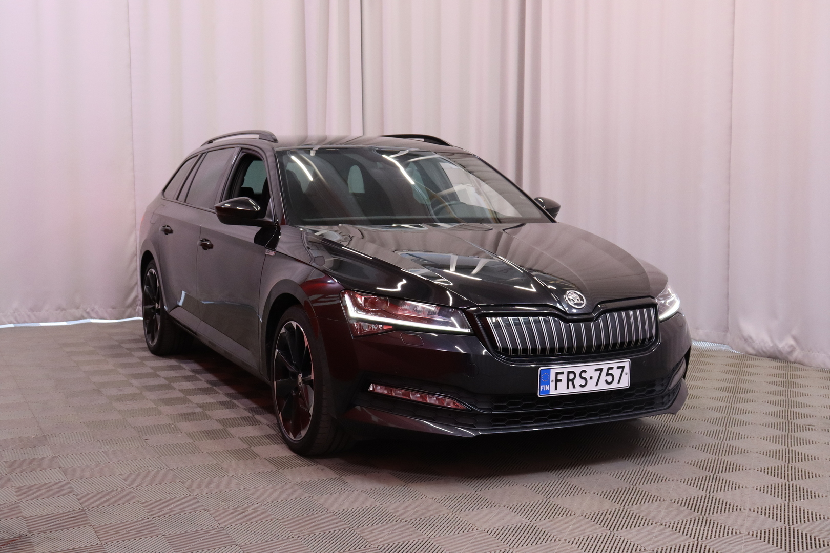 Skoda - Superb - Combi 1.4 TSI PHEV SportLine iV DSG Autom. // Canton / Matrix LED / Webasto / ACC / Vetokoukku / Navi / AppleCarPlay // - Farmari