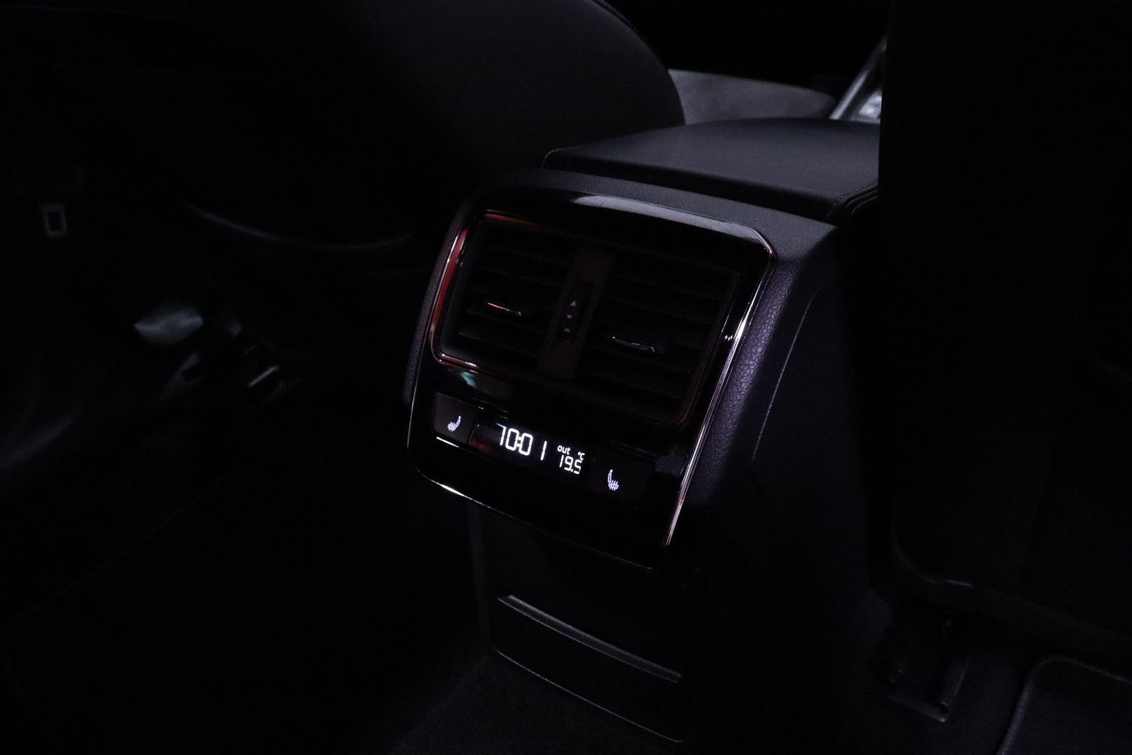 Skoda - Superb - 1.5 TSI ACT SportLine DSG Autom. // Webasto / ACC / Matrix / Sähköpenkki muistilla / SmartLink / Koukku / - Sedan