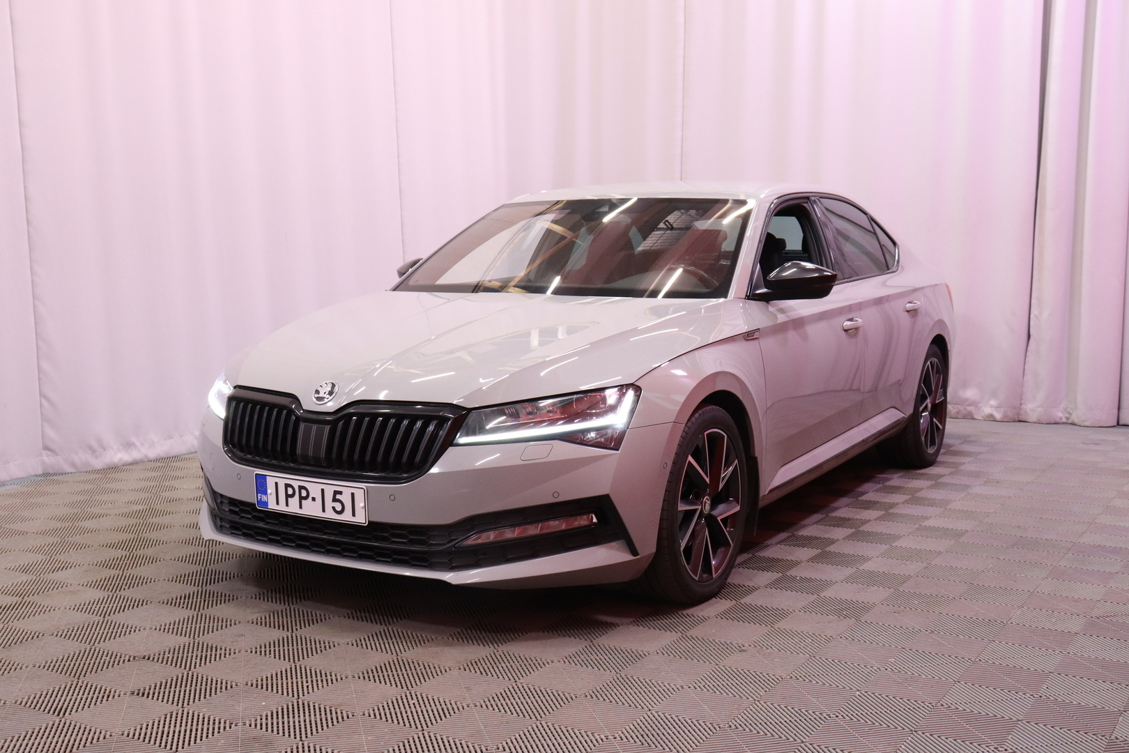 Skoda - Superb - 1.5 TSI ACT SportLine DSG Autom. // Webasto / ACC / Matrix / Sähköpenkki muistilla / SmartLink / Koukku / - Sedan