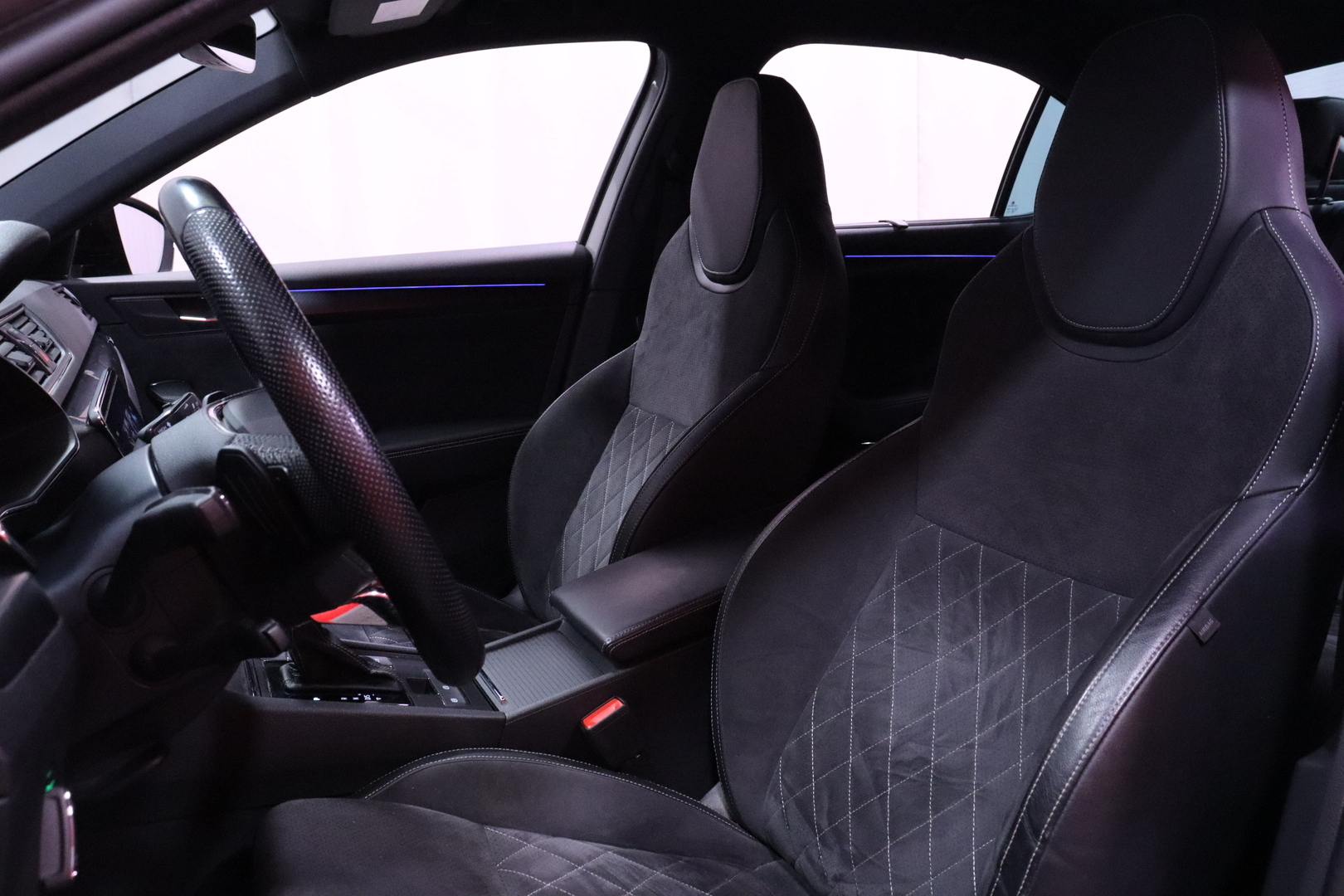 Skoda - Superb - 1.5 TSI ACT SportLine DSG Autom. // Webasto / ACC / Matrix / Sähköpenkki muistilla / SmartLink / Koukku / - Sedan