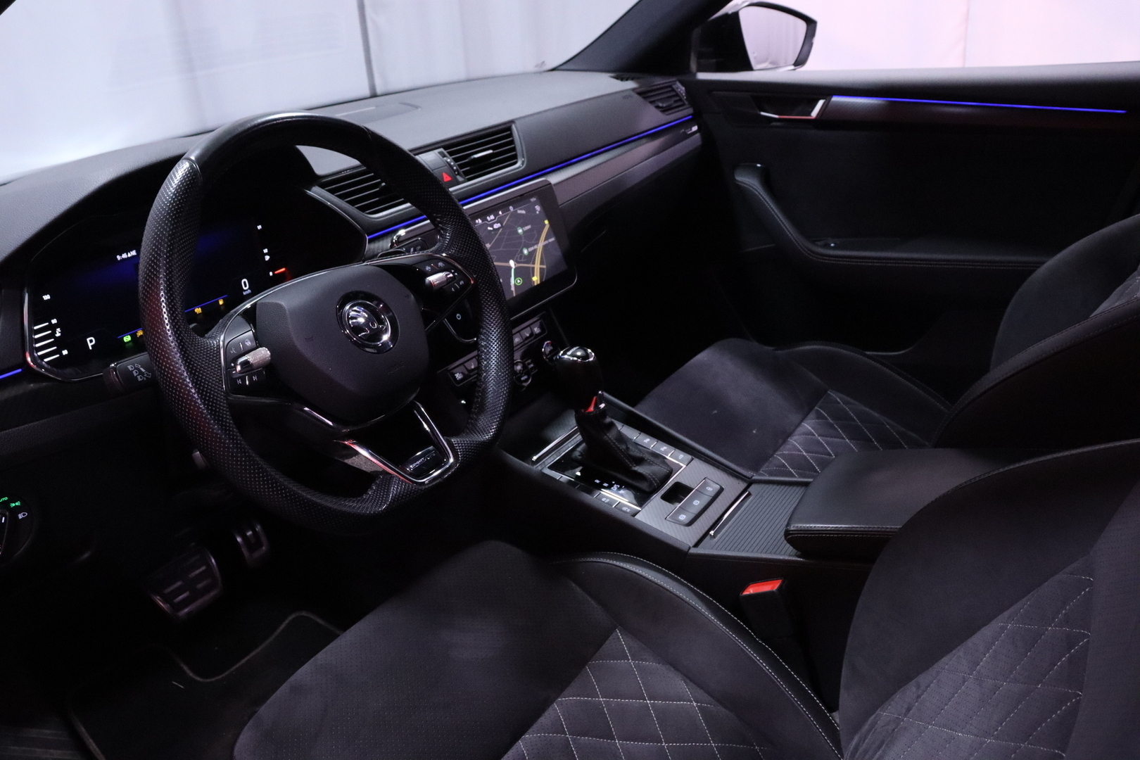 Skoda - Superb - 1.5 TSI ACT SportLine DSG Autom. // Webasto / ACC / Matrix / Sähköpenkki muistilla / SmartLink / Koukku / - Sedan