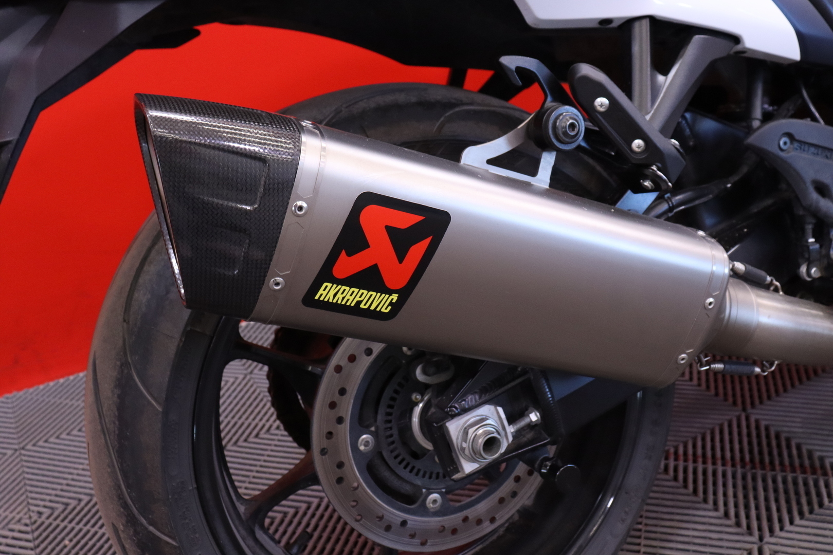 Suzuki - GSX - 1300R Hayabusa // Akrapovic / Suomi-pyörä / Huoltokirja / LC / TC / Cruise / Nyt on hieno! // - Moottoripyörä