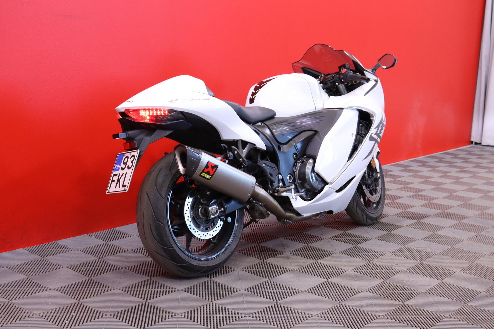 Suzuki - GSX - 1300R Hayabusa // Akrapovic / Suomi-pyörä / Huoltokirja / LC / TC / Cruise / Nyt on hieno! // - Moottoripyörä