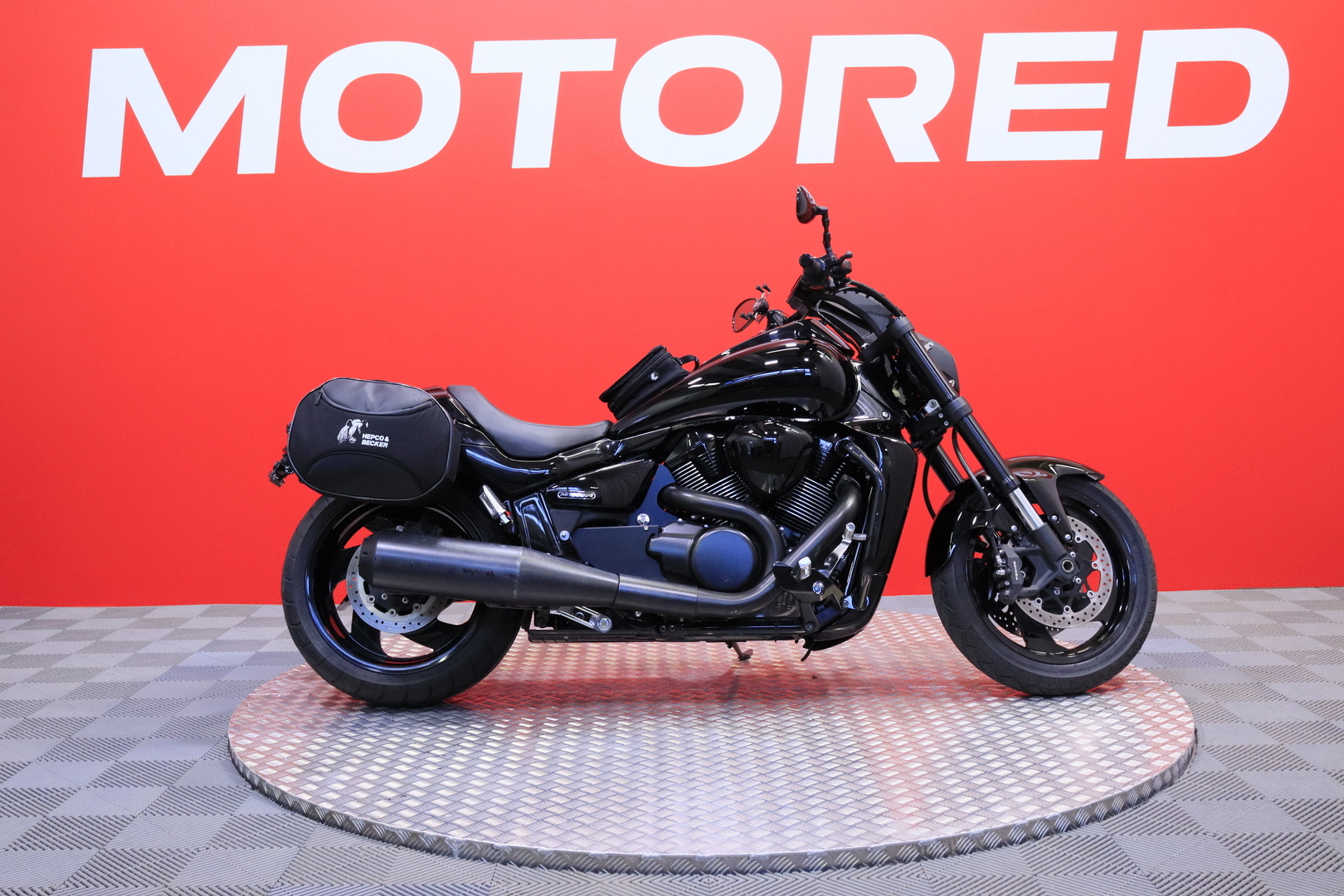 Suzuki - INTRUDER - M1800R // 1. Om. Suomi-pyörä // 3x laukut // Revo-putkisto - Moottoripyörä