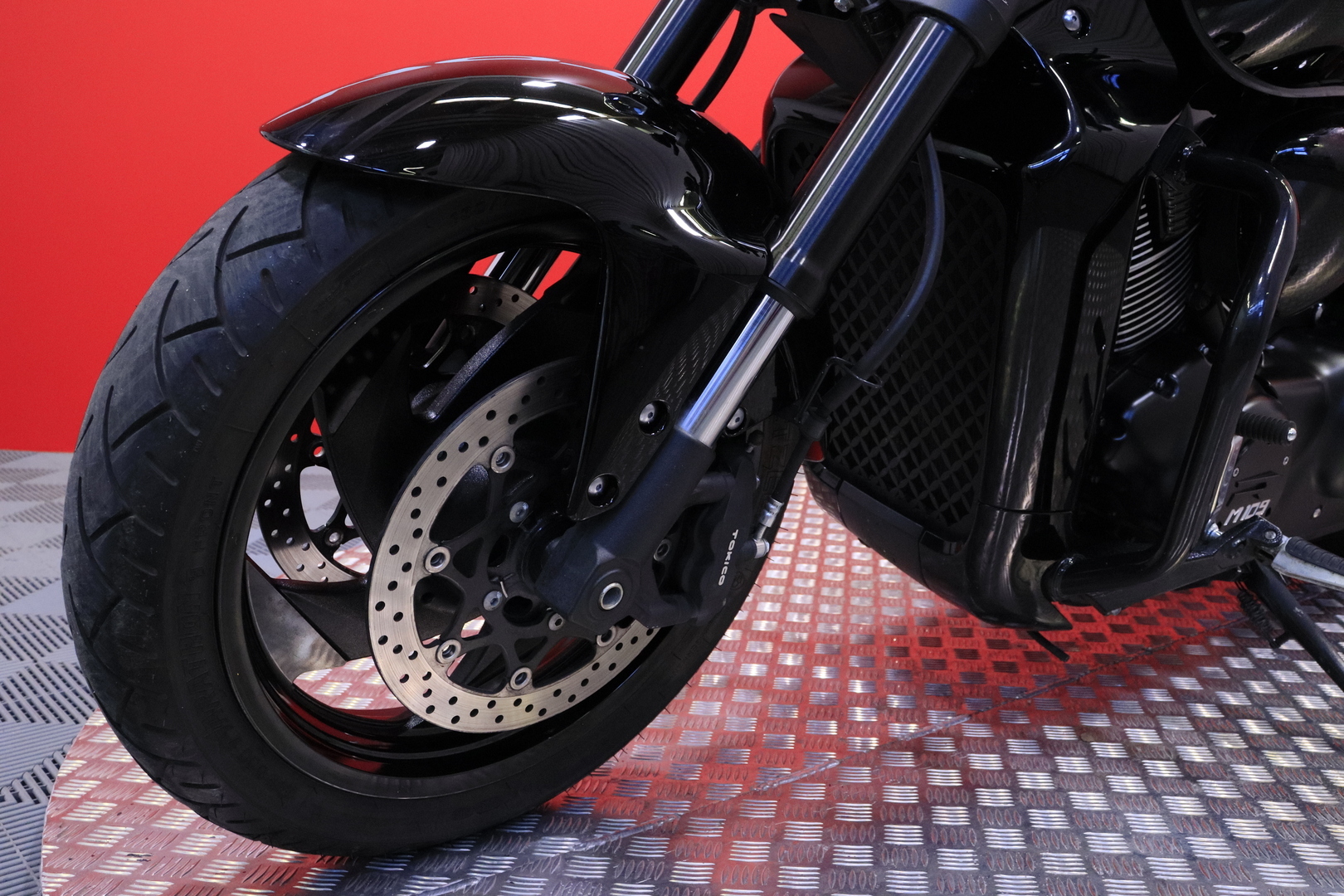 Suzuki - INTRUDER - M1800R // 1. Om. Suomi-pyörä // 3x laukut // Revo-putkisto - Moottoripyörä