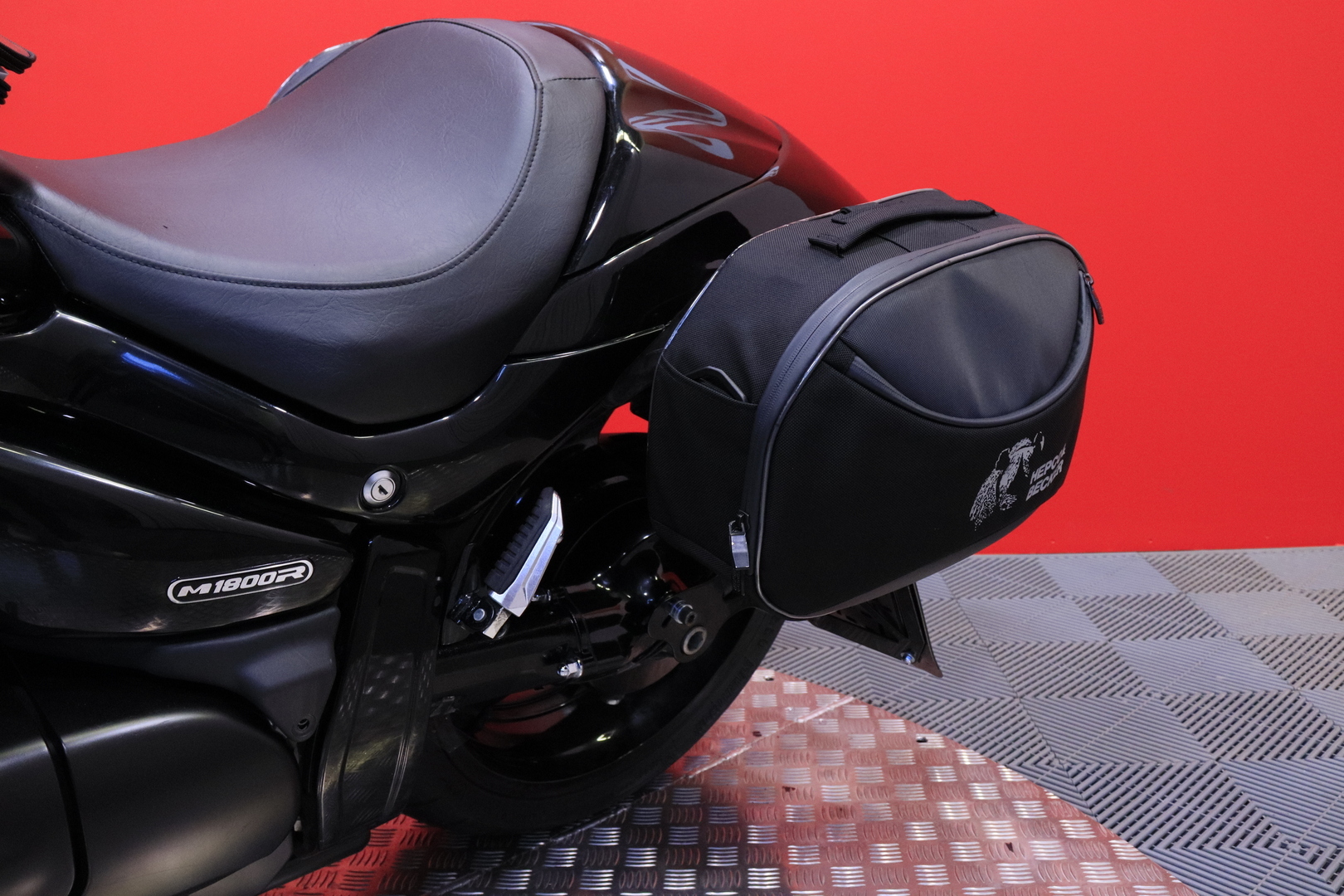 Suzuki - INTRUDER - M1800R // 1. Om. Suomi-pyörä // 3x laukut // Revo-putkisto - Moottoripyörä