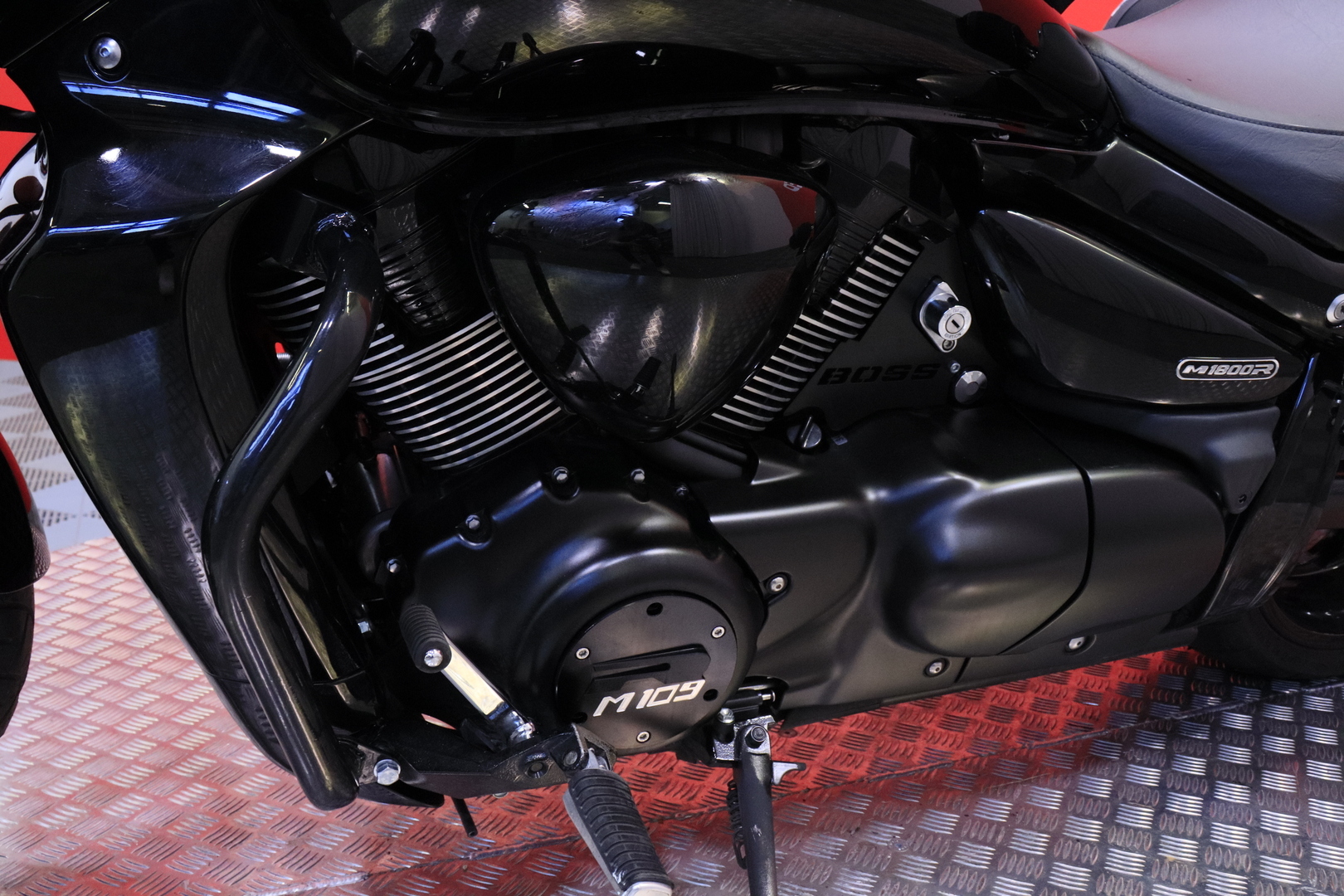 Suzuki - INTRUDER - M1800R // 1. Om. Suomi-pyörä // 3x laukut // Revo-putkisto - Moottoripyörä