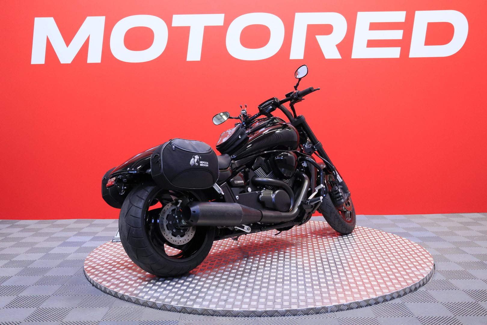 Suzuki - INTRUDER - M1800R // 1. Om. Suomi-pyörä // 3x laukut // Revo-putkisto - Moottoripyörä