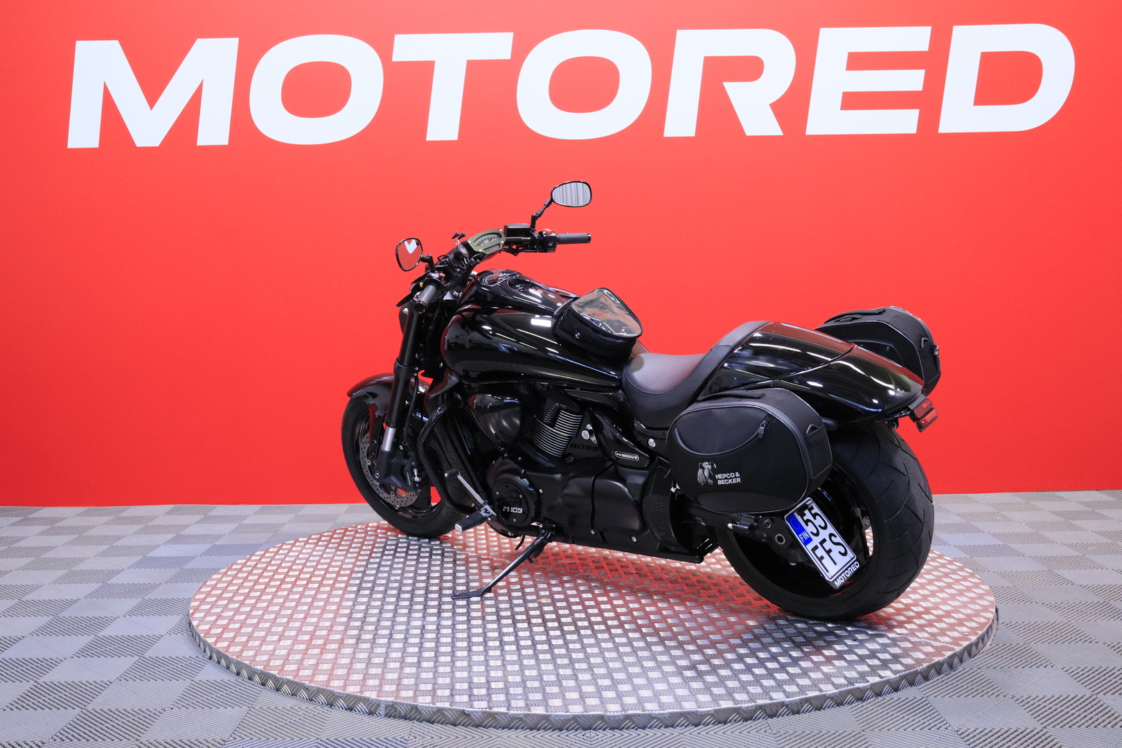 Suzuki - INTRUDER - M1800R // 1. Om. Suomi-pyörä // 3x laukut // Revo-putkisto - Moottoripyörä