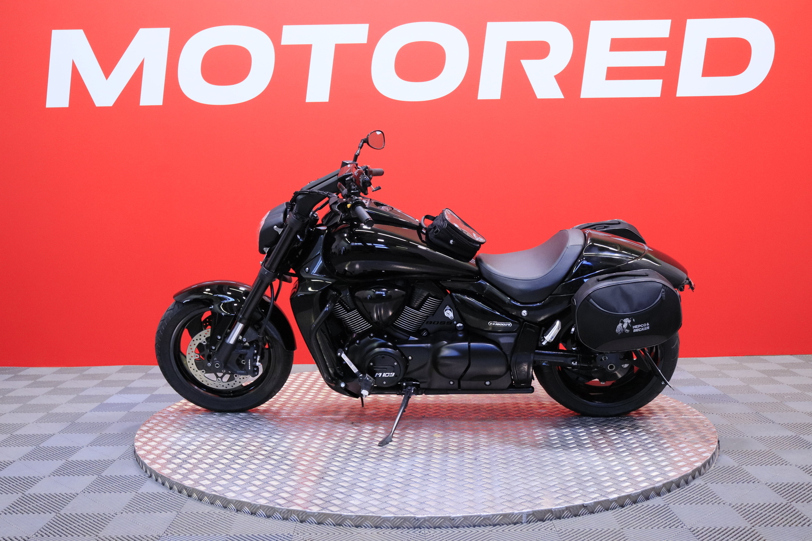 Suzuki - INTRUDER - M1800R // 1. Om. Suomi-pyörä // 3x laukut // Revo-putkisto - Moottoripyörä