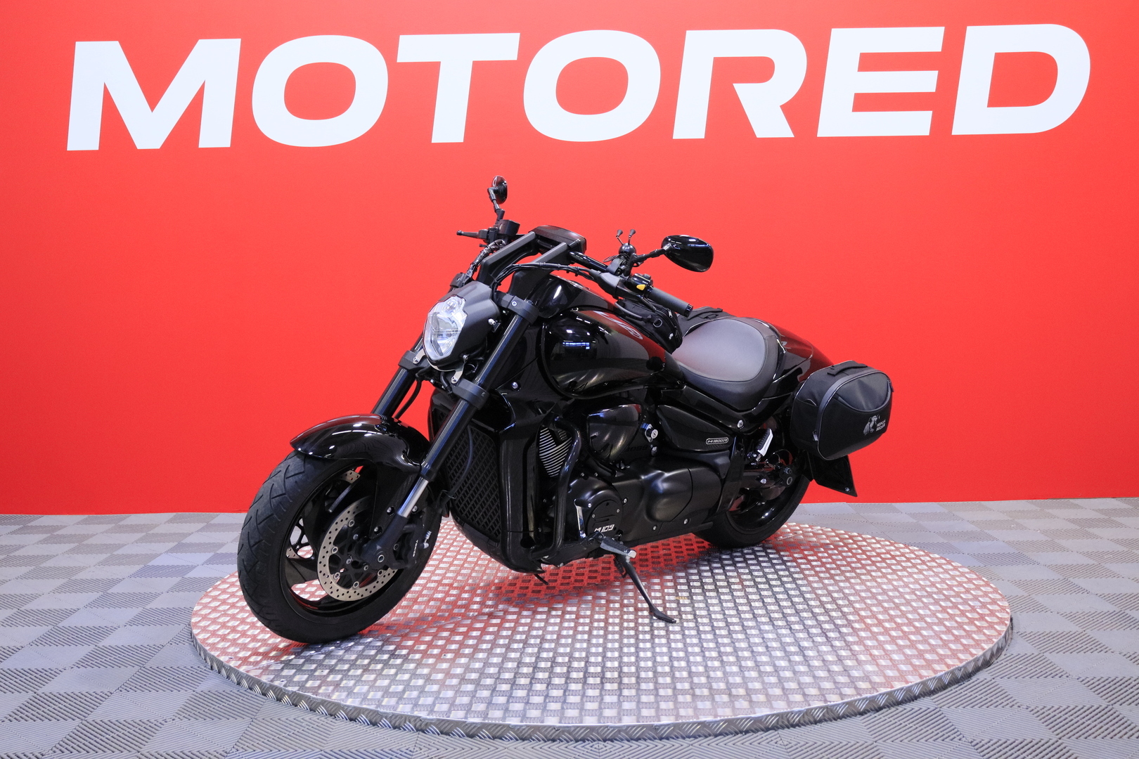 Suzuki - INTRUDER - M1800R // 1. Om. Suomi-pyörä // 3x laukut // Revo-putkisto - Moottoripyörä
