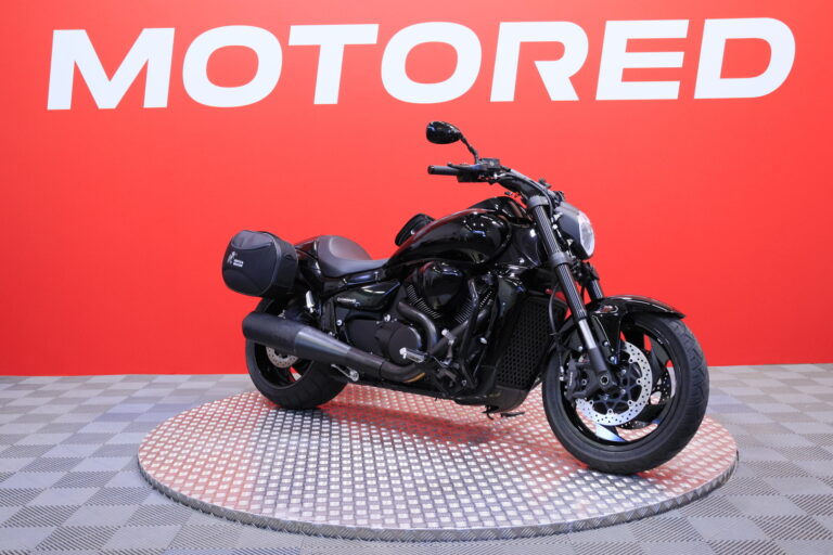 Suzuki - INTRUDER - M1800R // 1. Om. Suomi-pyörä // 3x laukut // Revo-putkisto - Moottoripyörä