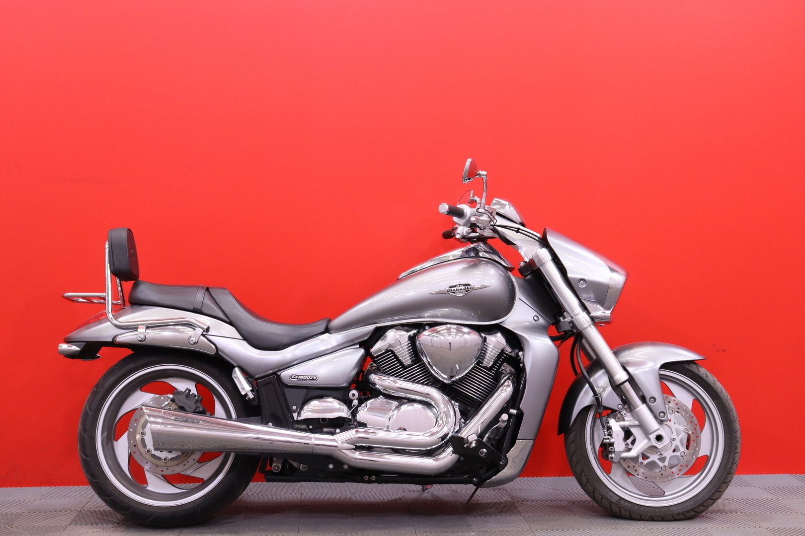 Suzuki - INTRUDER - M1800R // Cobra Putkisto / Huoltokirja / Sissybar // - Moottoripyörä
