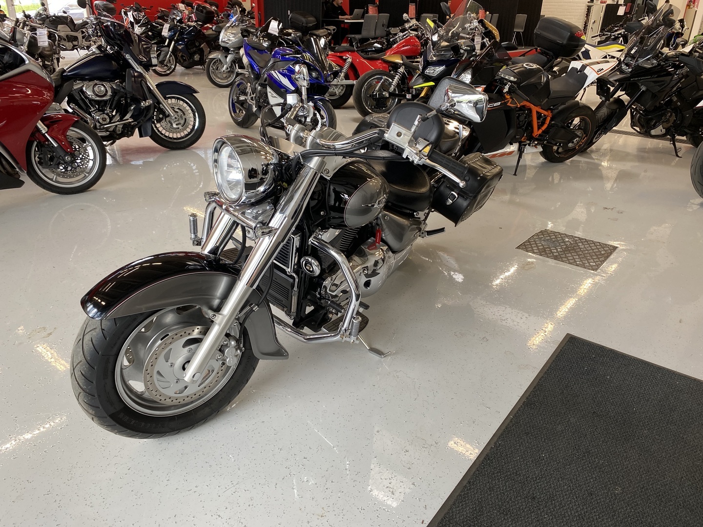 Suzuki - VL - 1500 Intruder LC // Juuri saapunut! / Sissybar / Laukut / Raudat // - Moottoripyörä