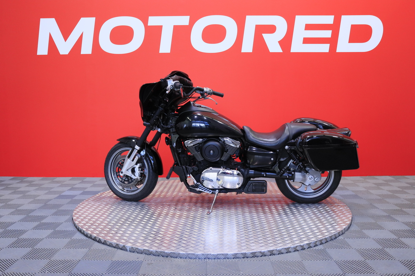 Suzuki - VZ - 1600 Marauder // Batwing / Sivulaukut / LED ajovalo / Putkisto // - Moottoripyörä