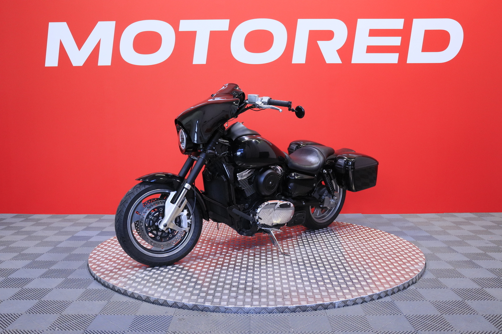 Suzuki - VZ - 1600 Marauder // Batwing / Sivulaukut / LED ajovalo / Putkisto // - Moottoripyörä