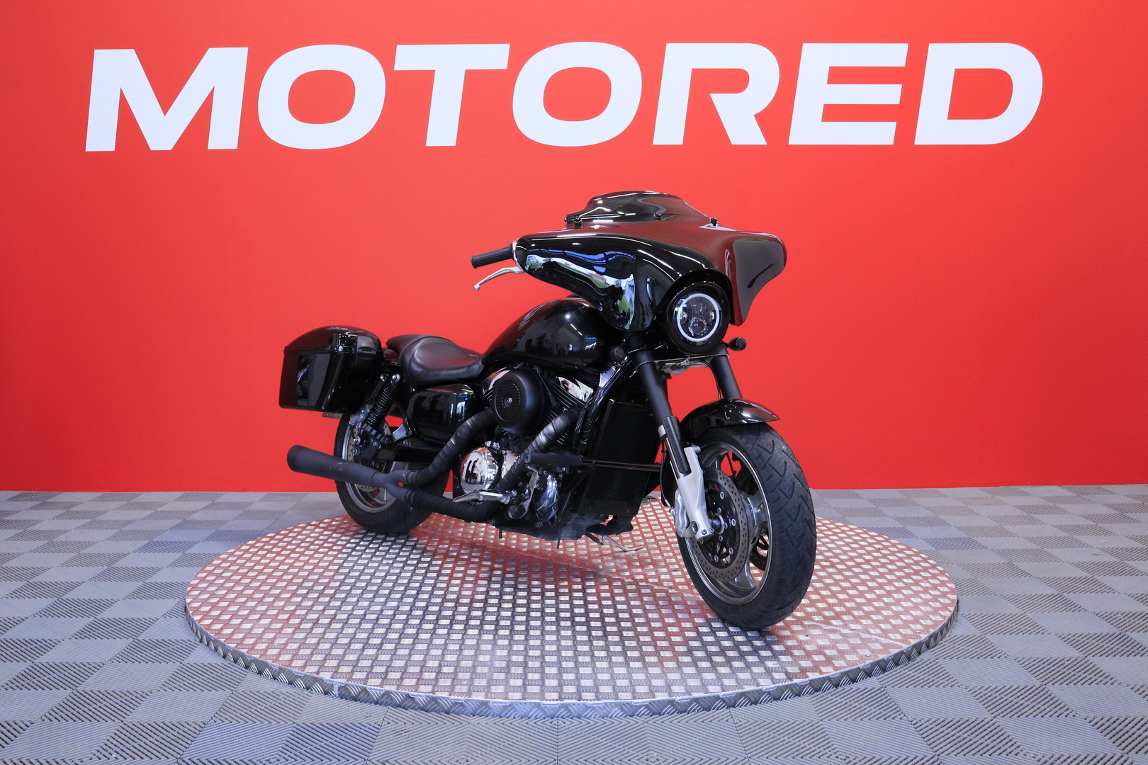 Suzuki - VZ - 1600 Marauder // Batwing / Sivulaukut / LED ajovalo / Putkisto // - Moottoripyörä