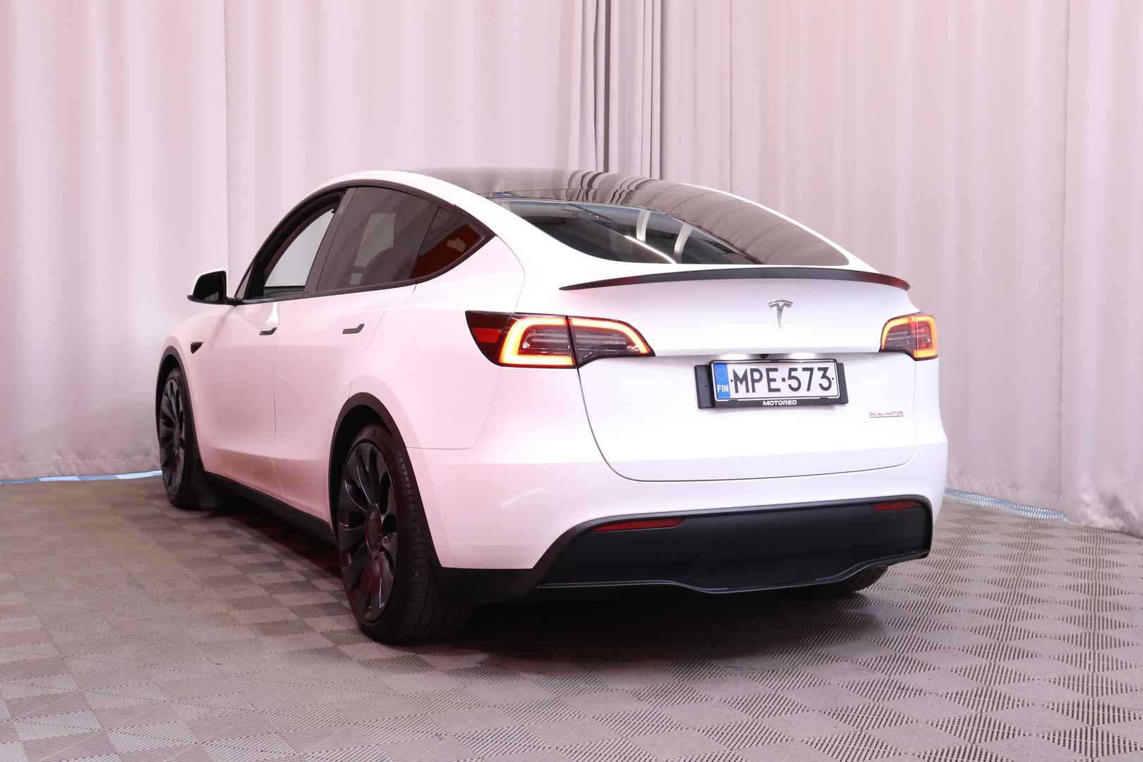 Tesla - Model Y - Performance Dual Motor AWD // Lasikatto / Autopilot / Premium audio / Nahkasisusta / Kamera / AMD Ryzen // - Tila-auto