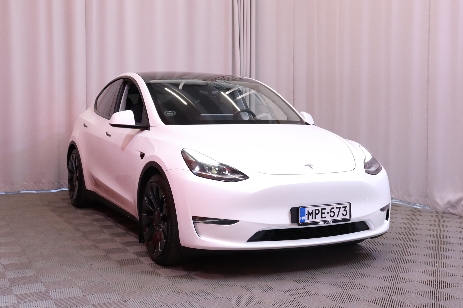 Tesla - Model Y - Performance Dual Motor AWD // Lasikatto / Autopilot / Premium audio / Nahkasisusta / Kamera / AMD Ryzen // - Tila-auto