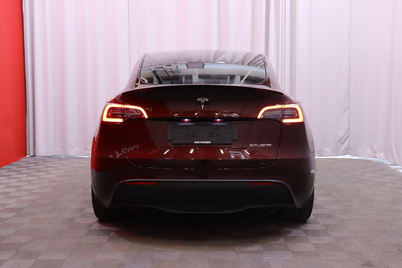 Tesla - Model Y - Performance // Midnight Cherry Red / Autopilot / Nahkasisusta / AMD Ryzen / Lasikatto / Premium Audio / Ilmalämpöpumppu - Maastoauto