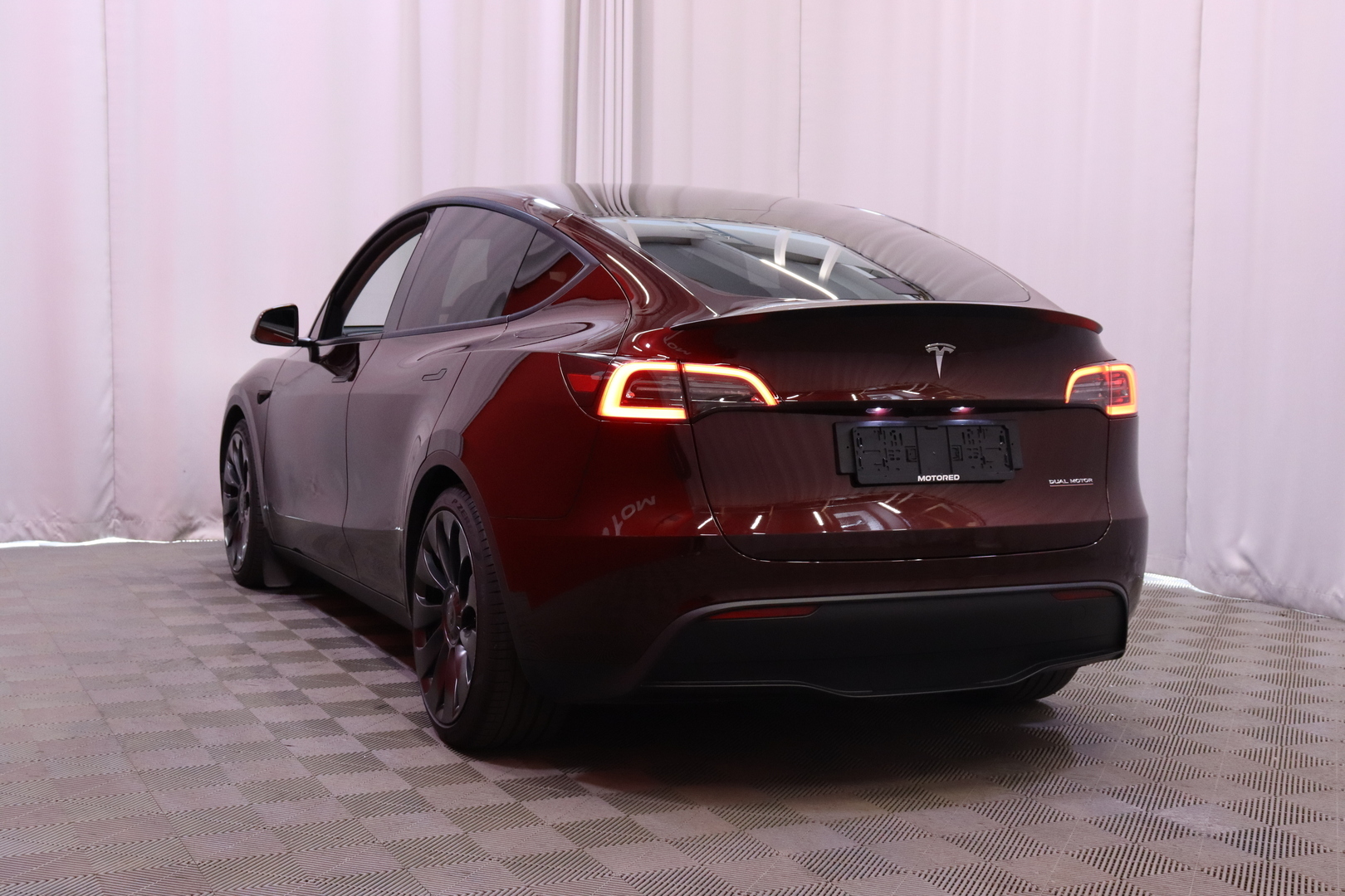 Tesla - Model Y - Performance // Midnight Cherry Red / Autopilot / Nahkasisusta / AMD Ryzen / Lasikatto / Premium Audio / Ilmalämpöpumppu - Maastoauto