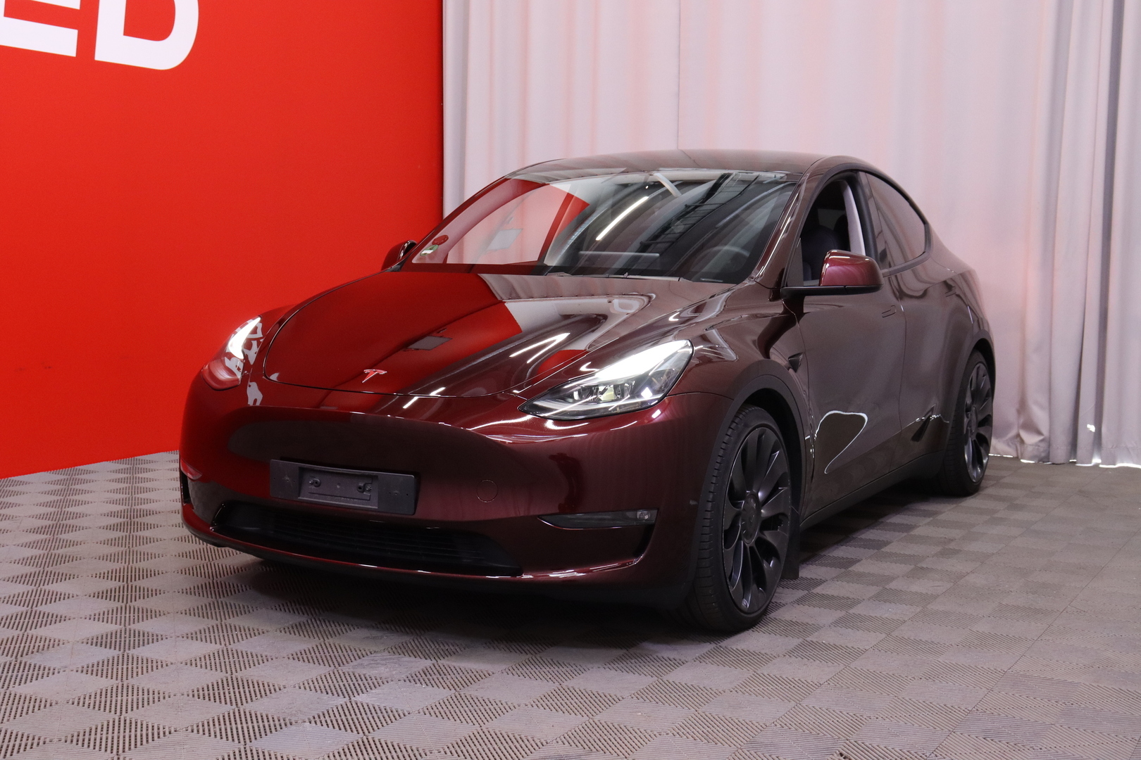 Tesla - Model Y - Performance // Midnight Cherry Red / Autopilot / Nahkasisusta / AMD Ryzen / Lasikatto / Premium Audio / Ilmalämpöpumppu - Maastoauto