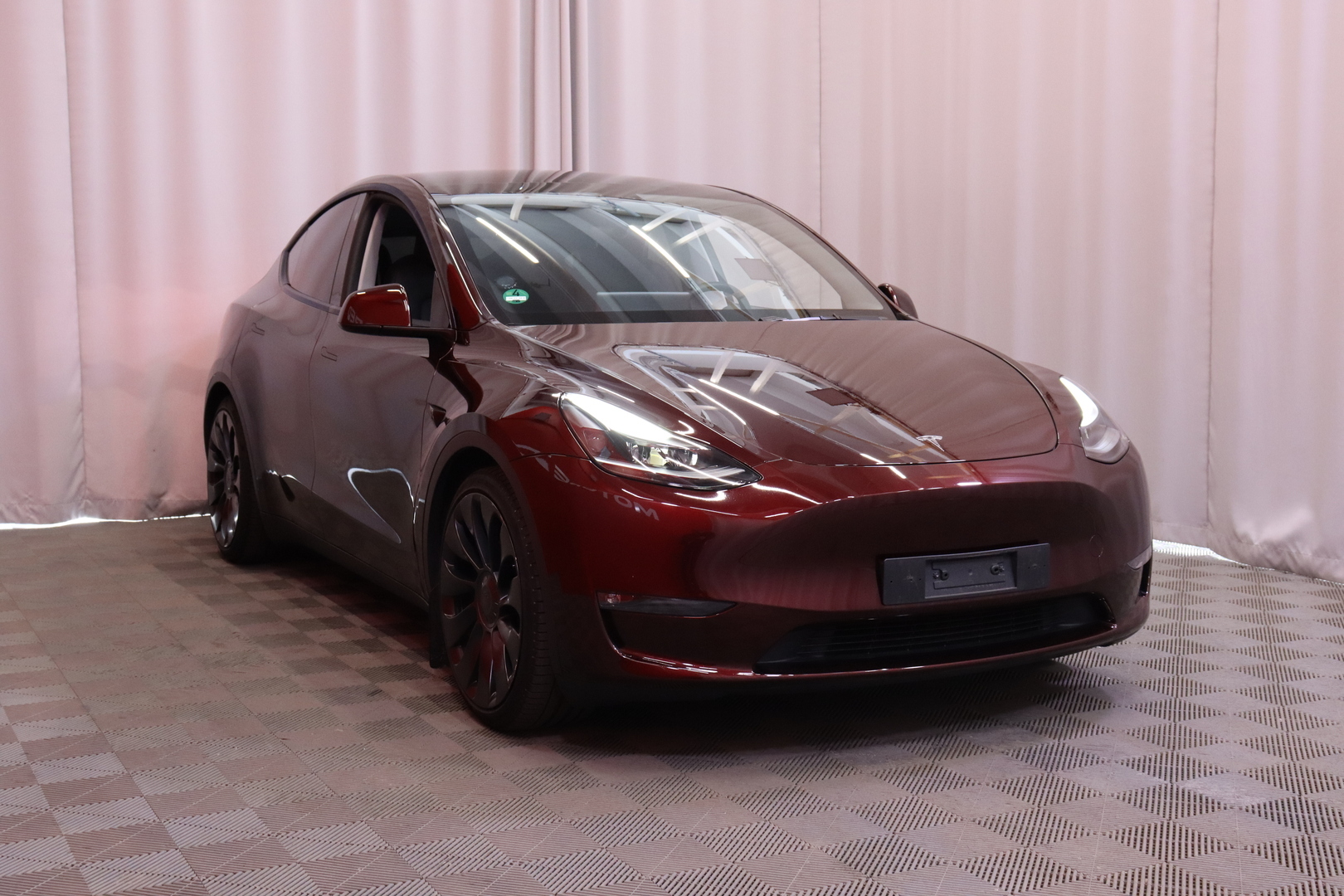 Tesla - Model Y - Performance // Midnight Cherry Red / Autopilot / Nahkasisusta / AMD Ryzen / Lasikatto / Premium Audio / Ilmalämpöpumppu - Maastoauto