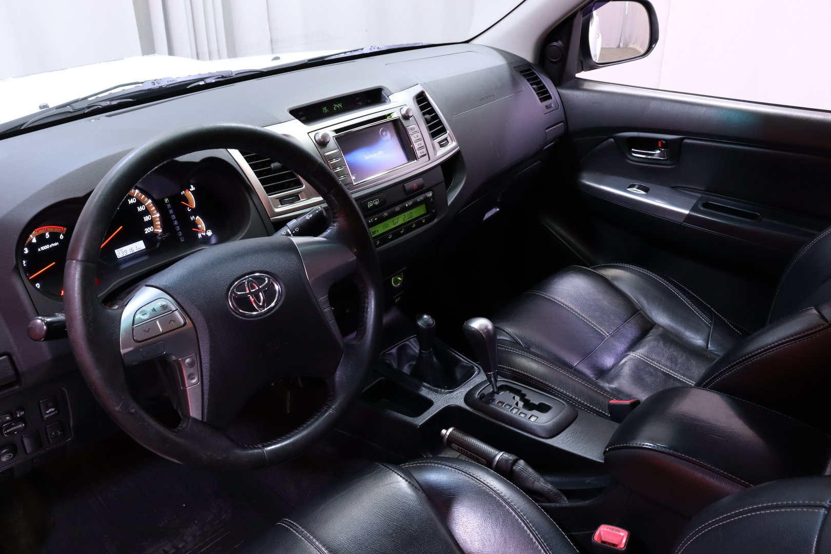 Toyota - Hilux - Double Cab 3,0 D-4D 4WD 171 SR aut. // Mountain Top / Navi / Bluetooth / Peruutuskamera / Sport-istuimet edessä // - Avolava