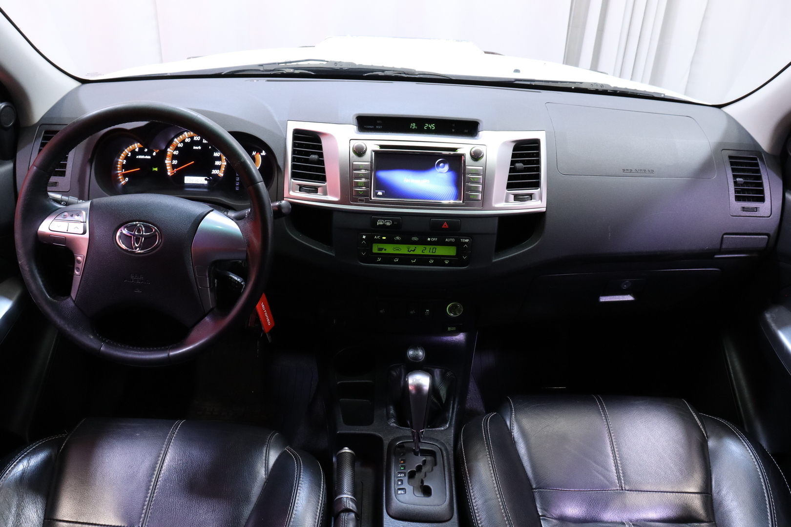 Toyota - Hilux - Double Cab 3,0 D-4D 4WD 171 SR aut. // Mountain Top / Navi / Bluetooth / Peruutuskamera / Sport-istuimet edessä // - Avolava