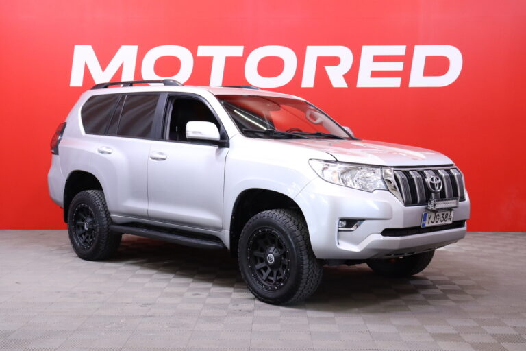 Toyota - Land Cruiser - 3,0 D-4D DPF Luxury aut. 5h // Webasto / Nahkasisusta / Mutarenkaat / Iso näyttö / Vetokoukku / Vakkari - Maastoauto
