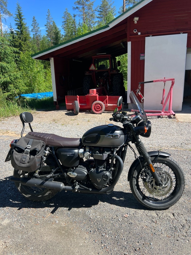 Triumph - Bonneville - T120 Black // Tulossa myyntiin! / Huoltokirja / Uudet renkaat / Laukut / Tuulilasi // - Moottoripyörä