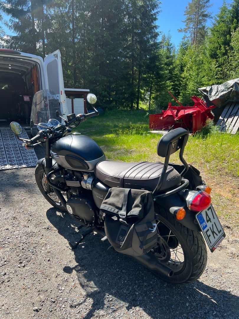 Triumph - Bonneville - T120 Black // Tulossa myyntiin! / Huoltokirja / Uudet renkaat / Laukut / Tuulilasi // - Moottoripyörä