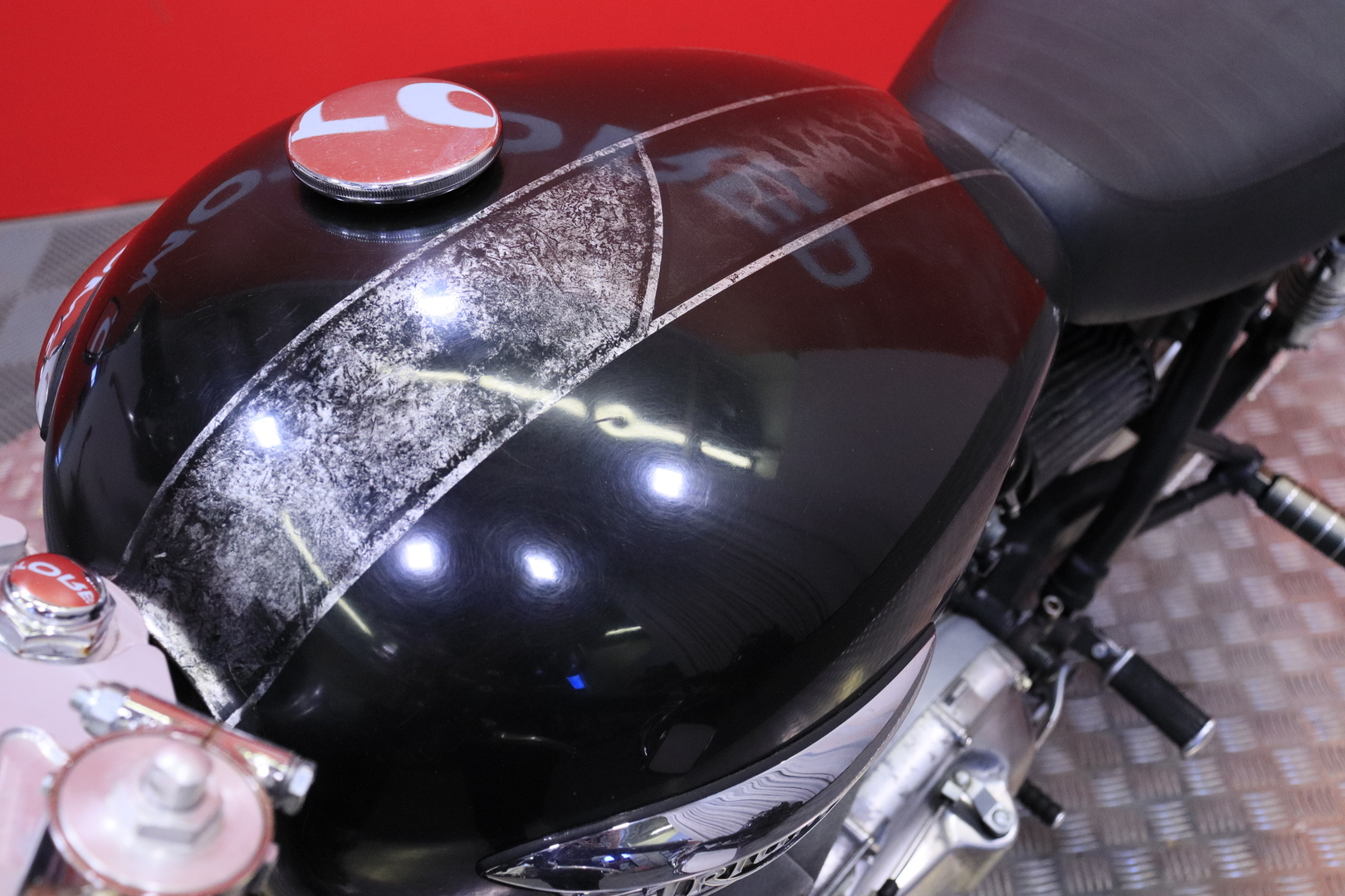 Triumph - Thruxton - Myydään huutokaupat.com! - Moottoripyörä
