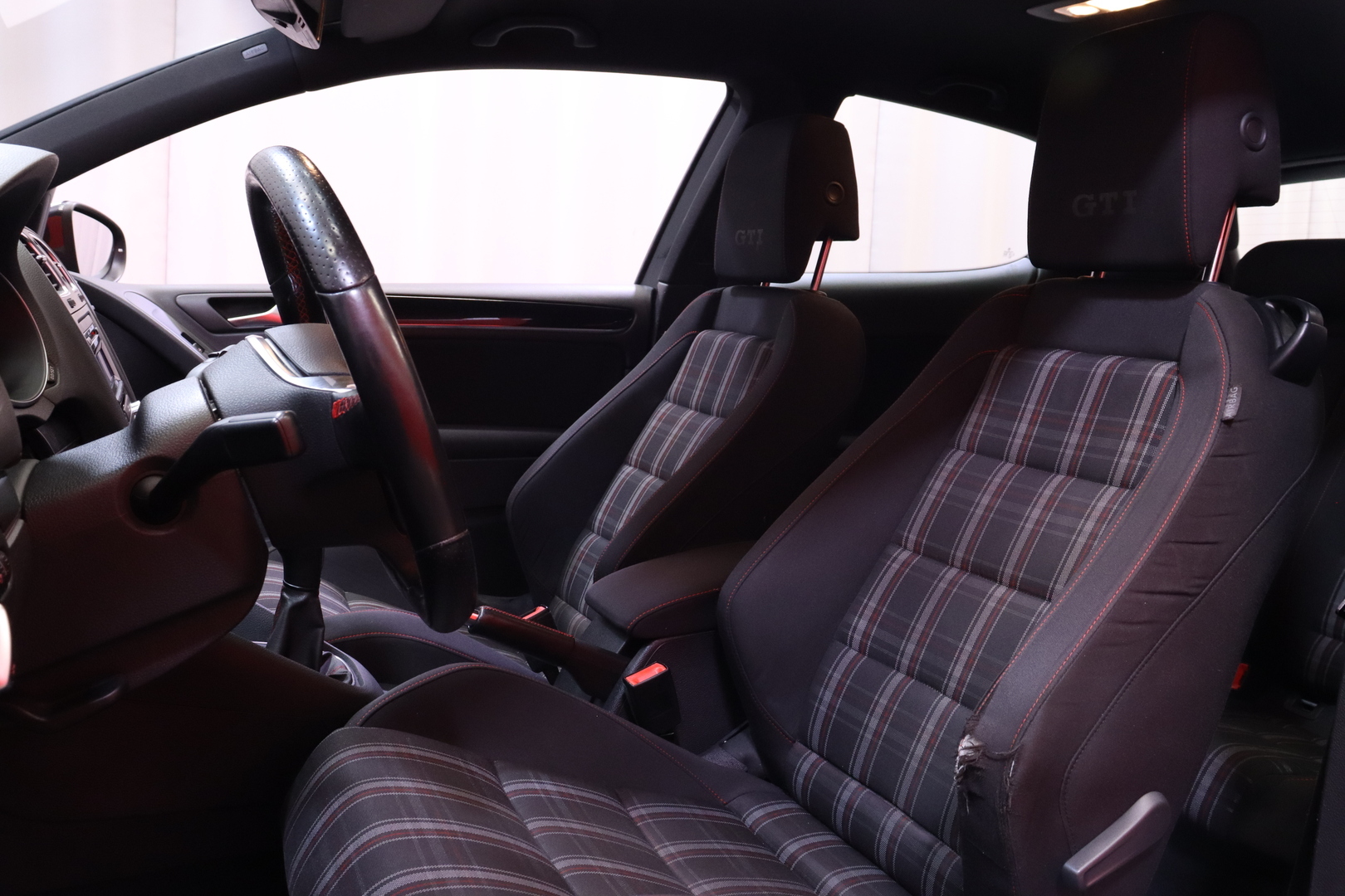 Volkswagen - GOLF - GTI 2,0 155 kW (210hv) // Top-Sport varustelu / Sport-alusta / Sporttipenkit / P. tutkat / Ilmastointi / Sporttiratti // - Viistoperä